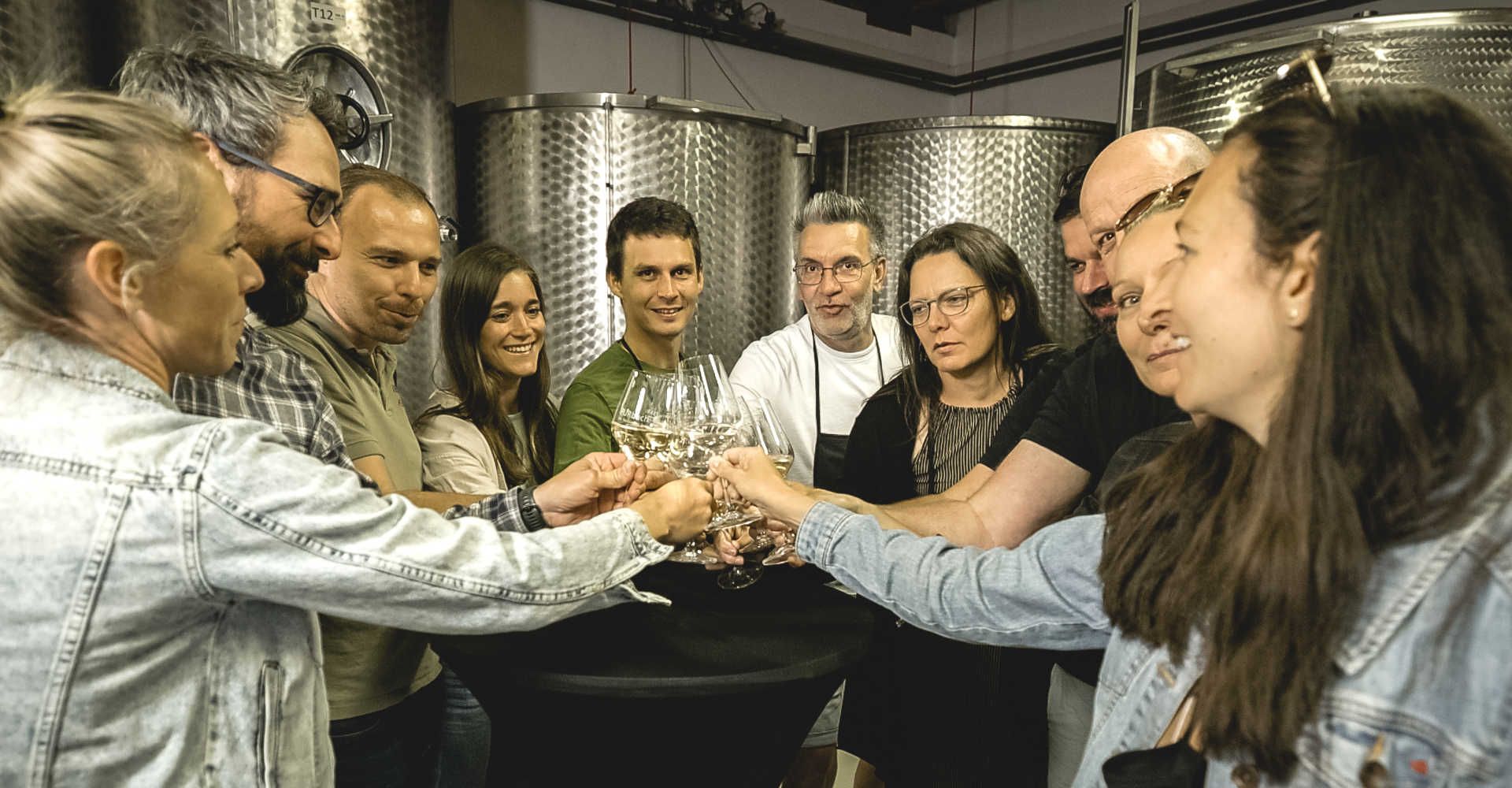 Verkostung im Weingut mit mehreren Persone
