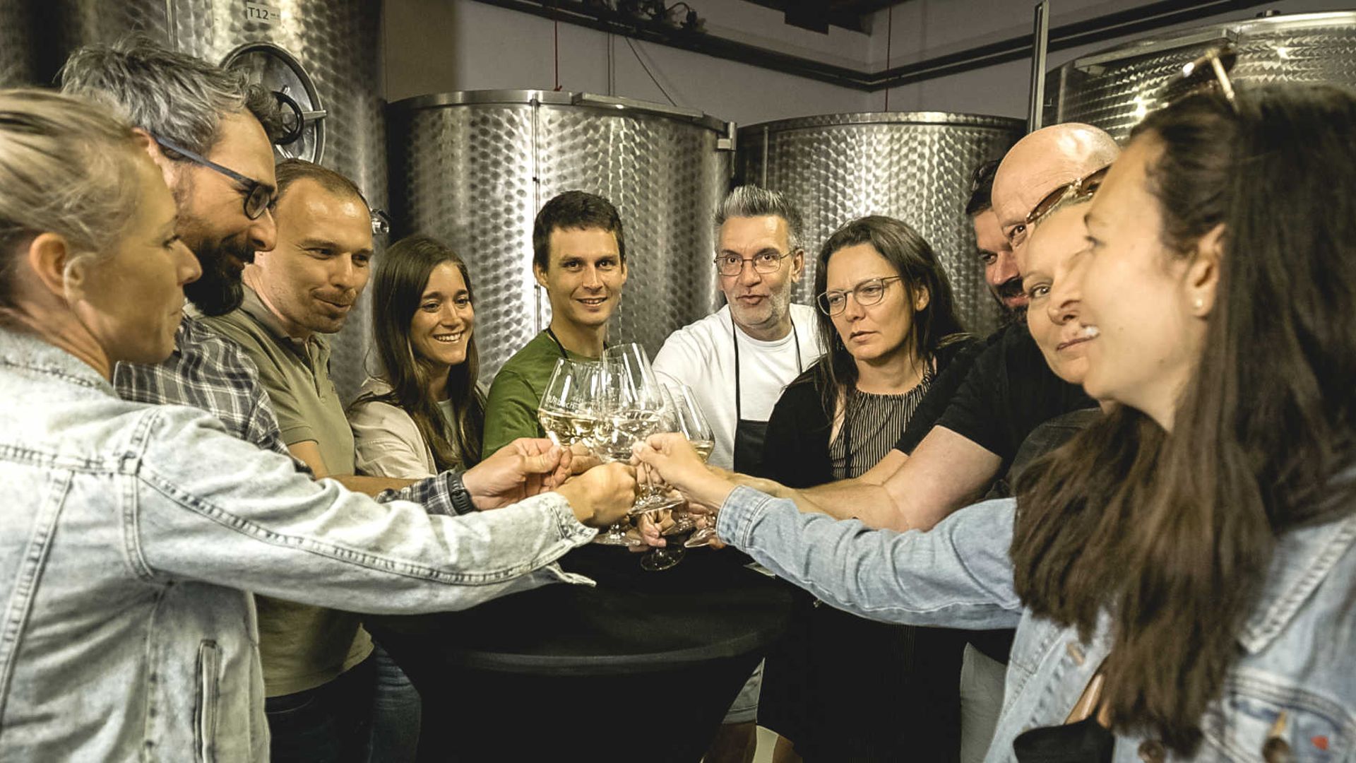 Verkostung im Weingut mit mehreren Persone