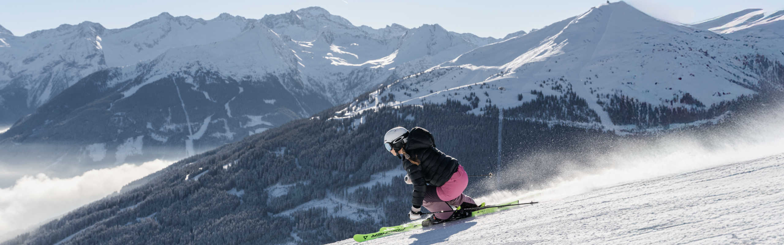 Skiing at the Schlossalm in Gastein against a backdrop of an impressive Alpine panorama and snow-capped peaks.
