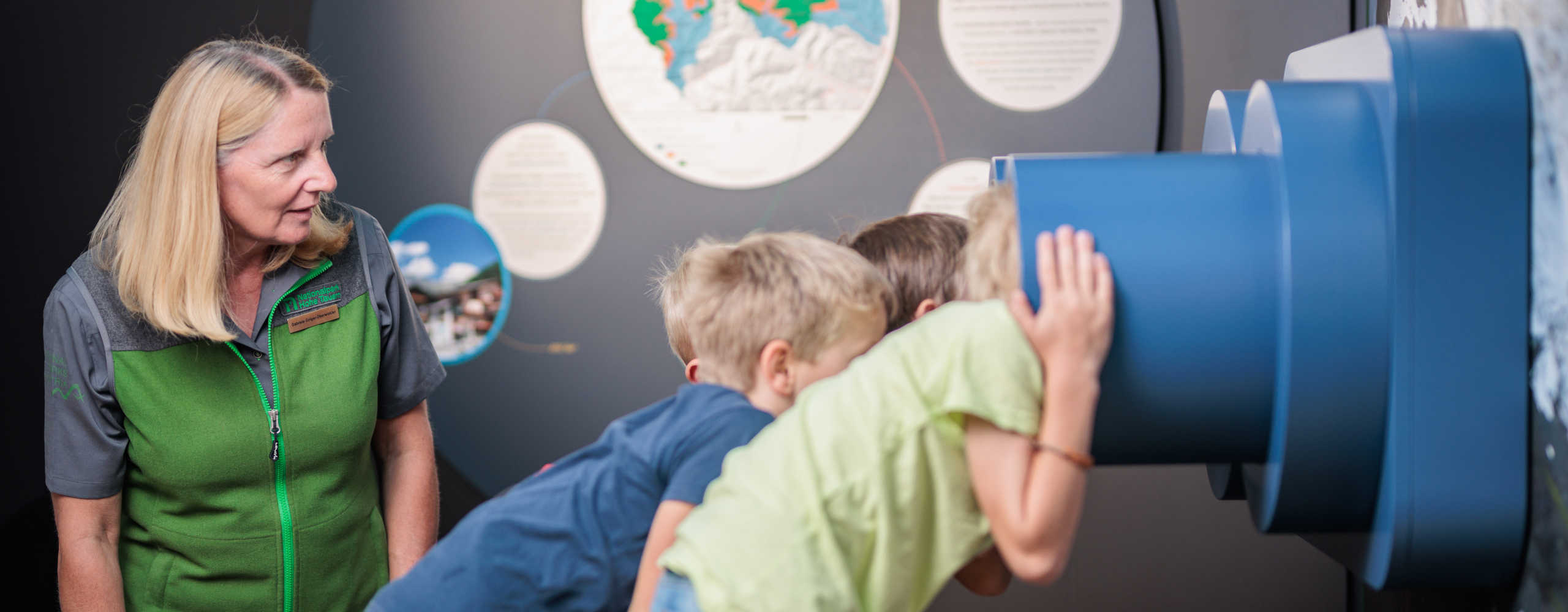 Kinder entdecken interaktive Stationen im BIOS Nationalparkzentrum Mallnitz im Nationalpark Hohe Tauern.