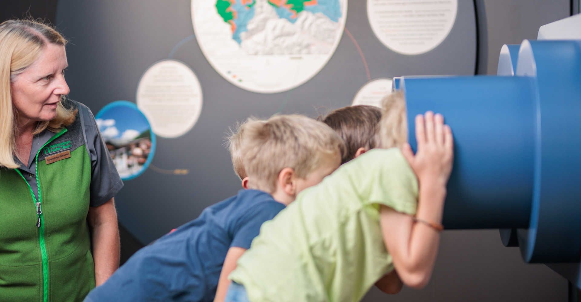 Kinder entdecken interaktive Stationen im BIOS Nationalparkzentrum Mallnitz im Nationalpark Hohe Tauern.