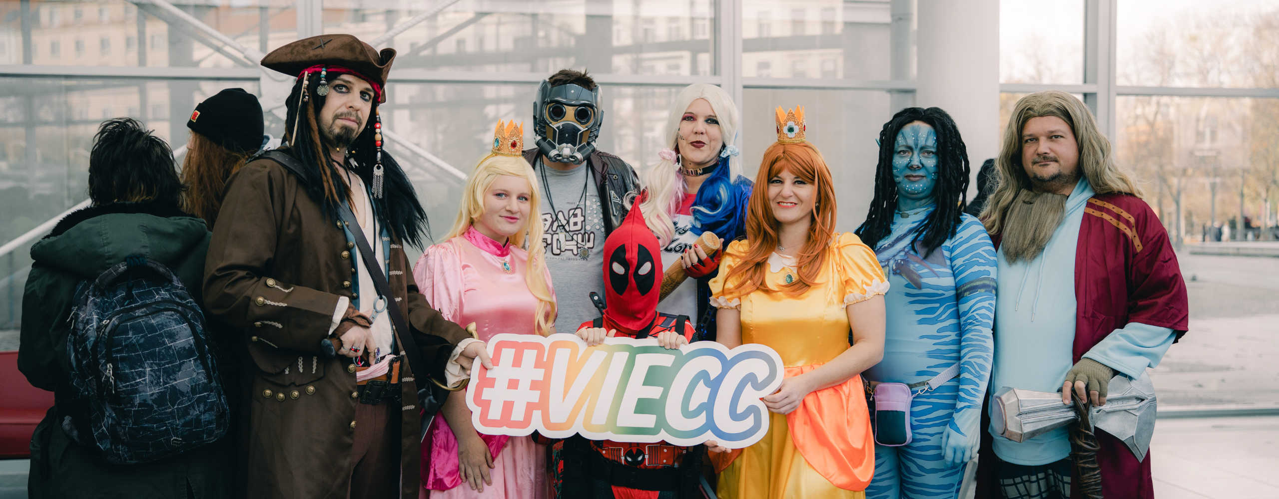 Mehrere Personen mit dem Hastag VIECC