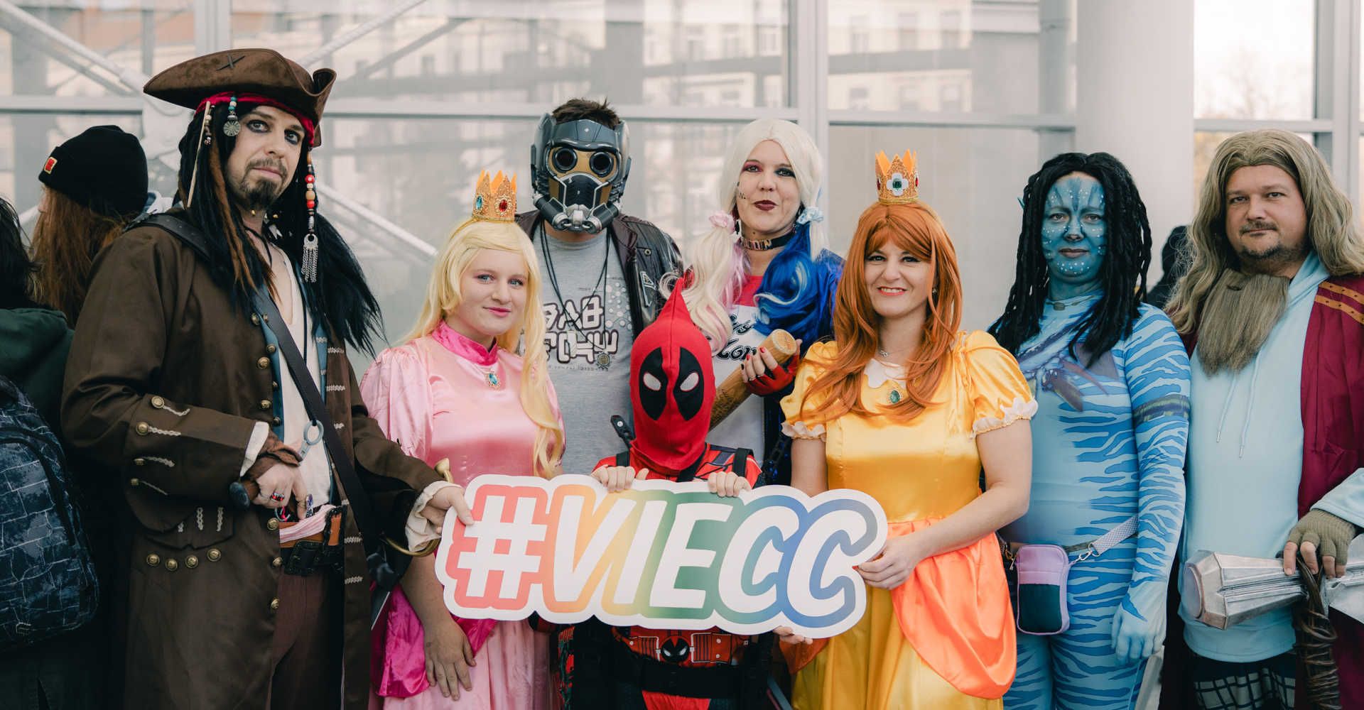 Mehrere Personen mit dem Hastag VIECC
