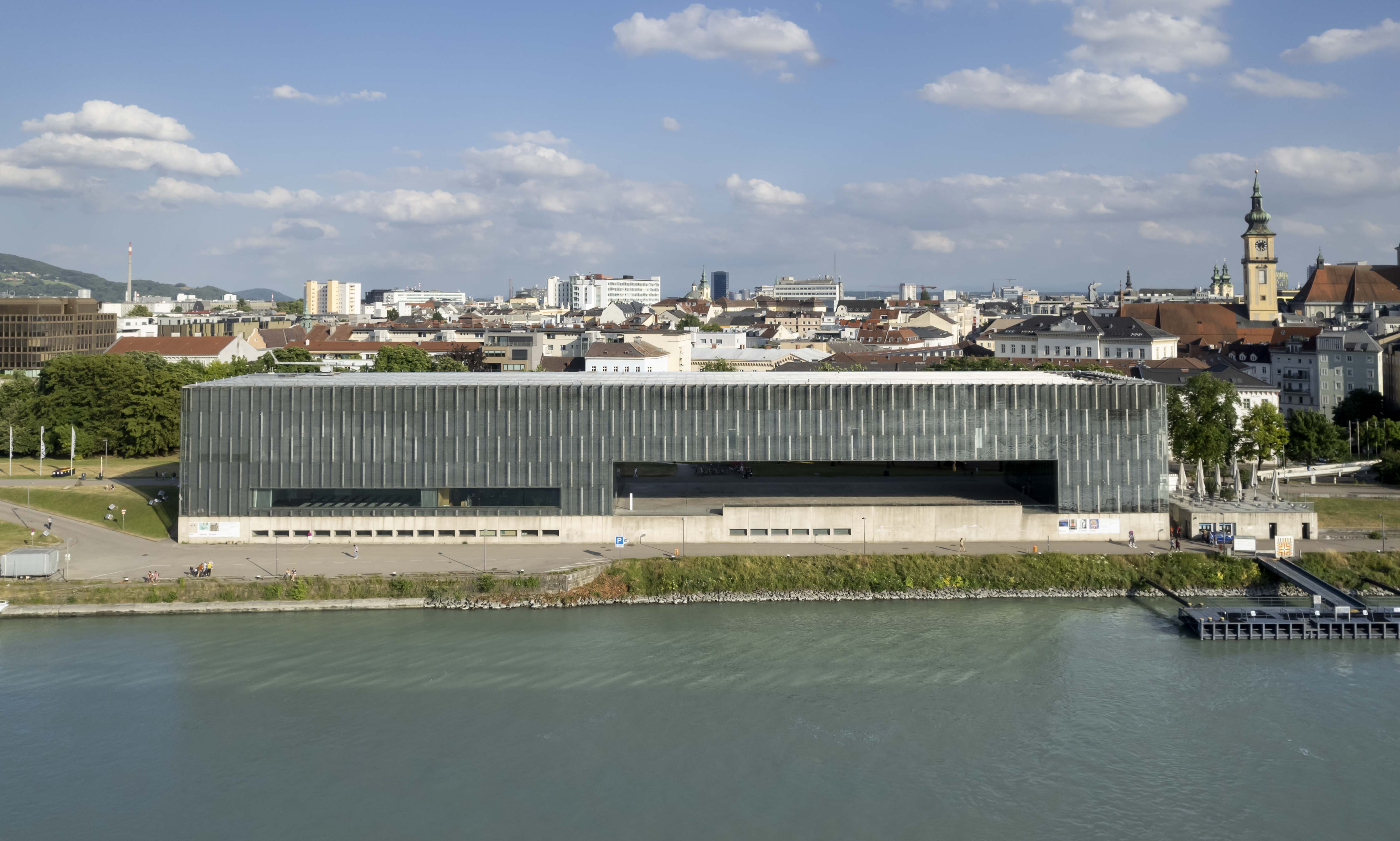 Außenansicht Lentos mit Ausblick vom Wasser aus