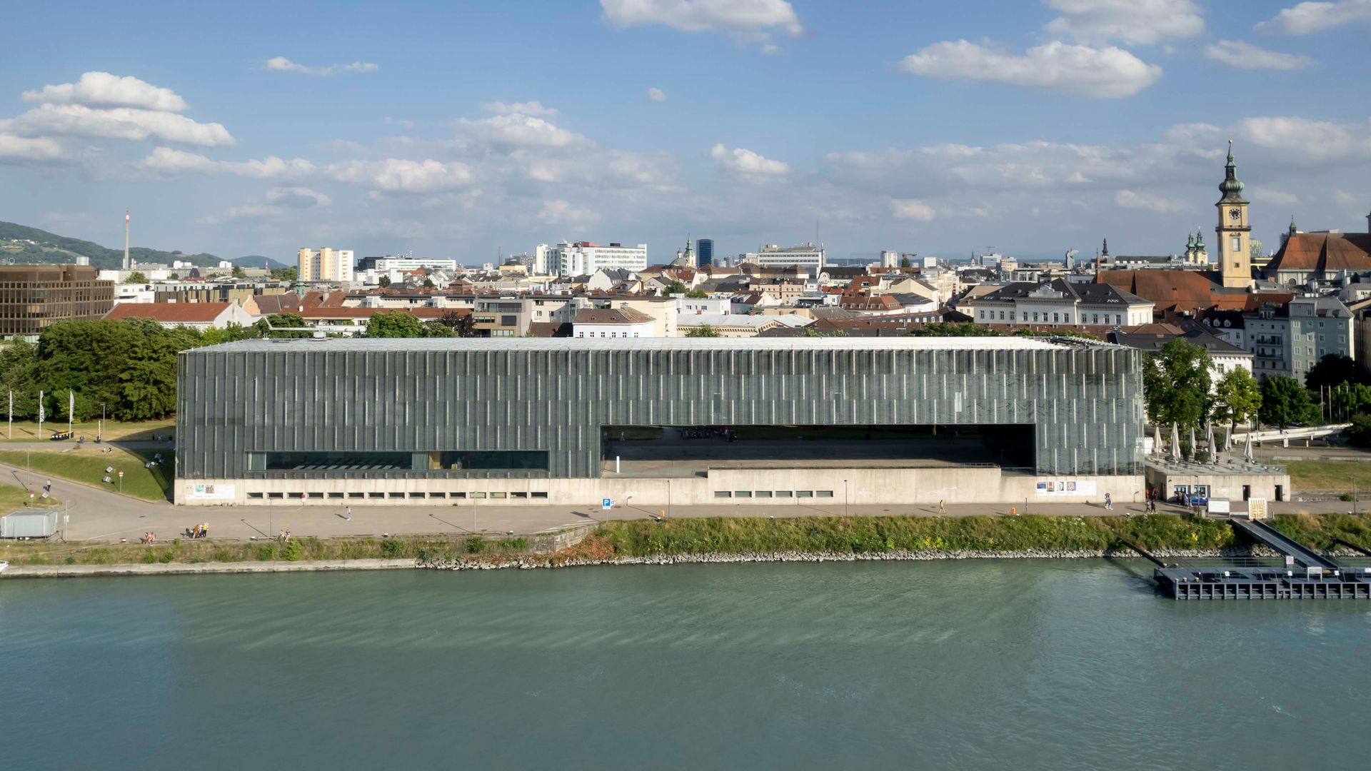 Außenansicht Lentos mit Ausblick vom Wasser aus