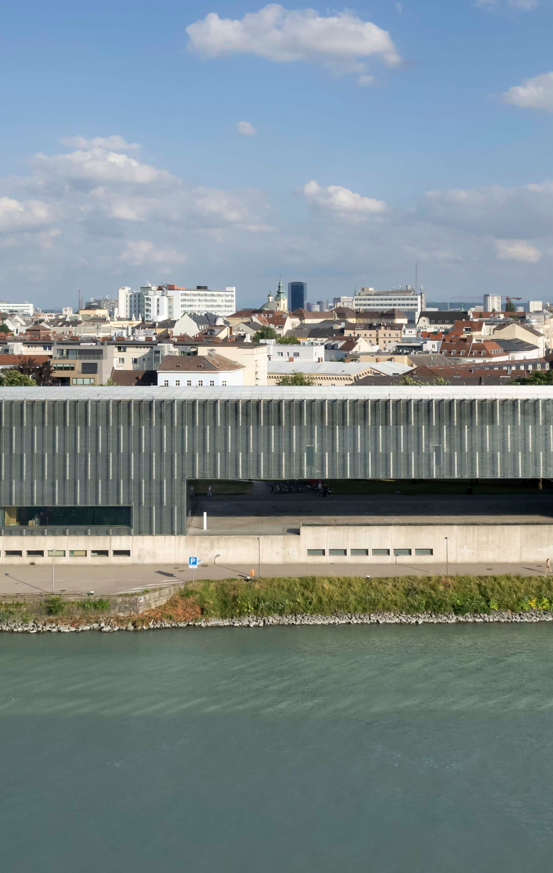 Außenansicht Lentos mit Ausblick vom Wasser aus