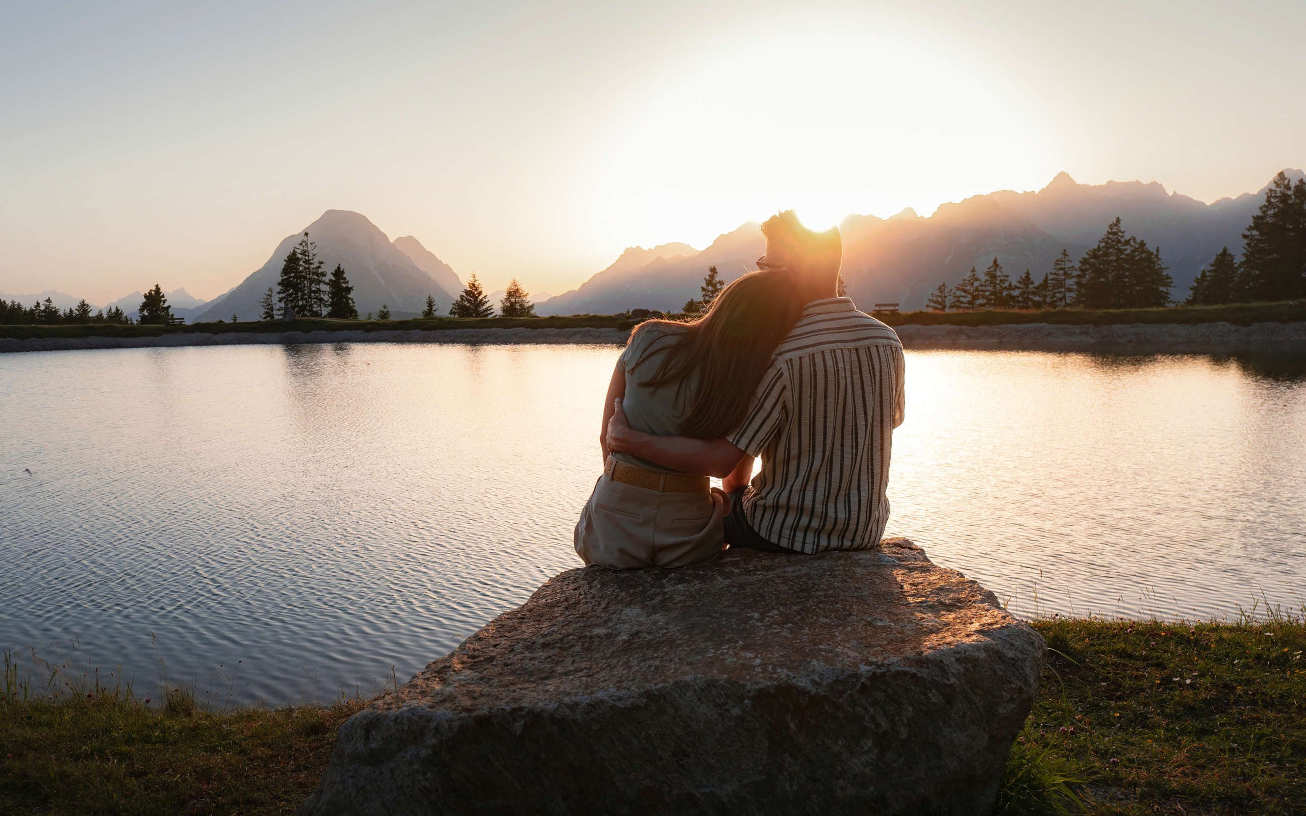 Sonnenuntergang am Kaltwassersee im Sommer_Paar schaut Sonnenuntergang am Wasser