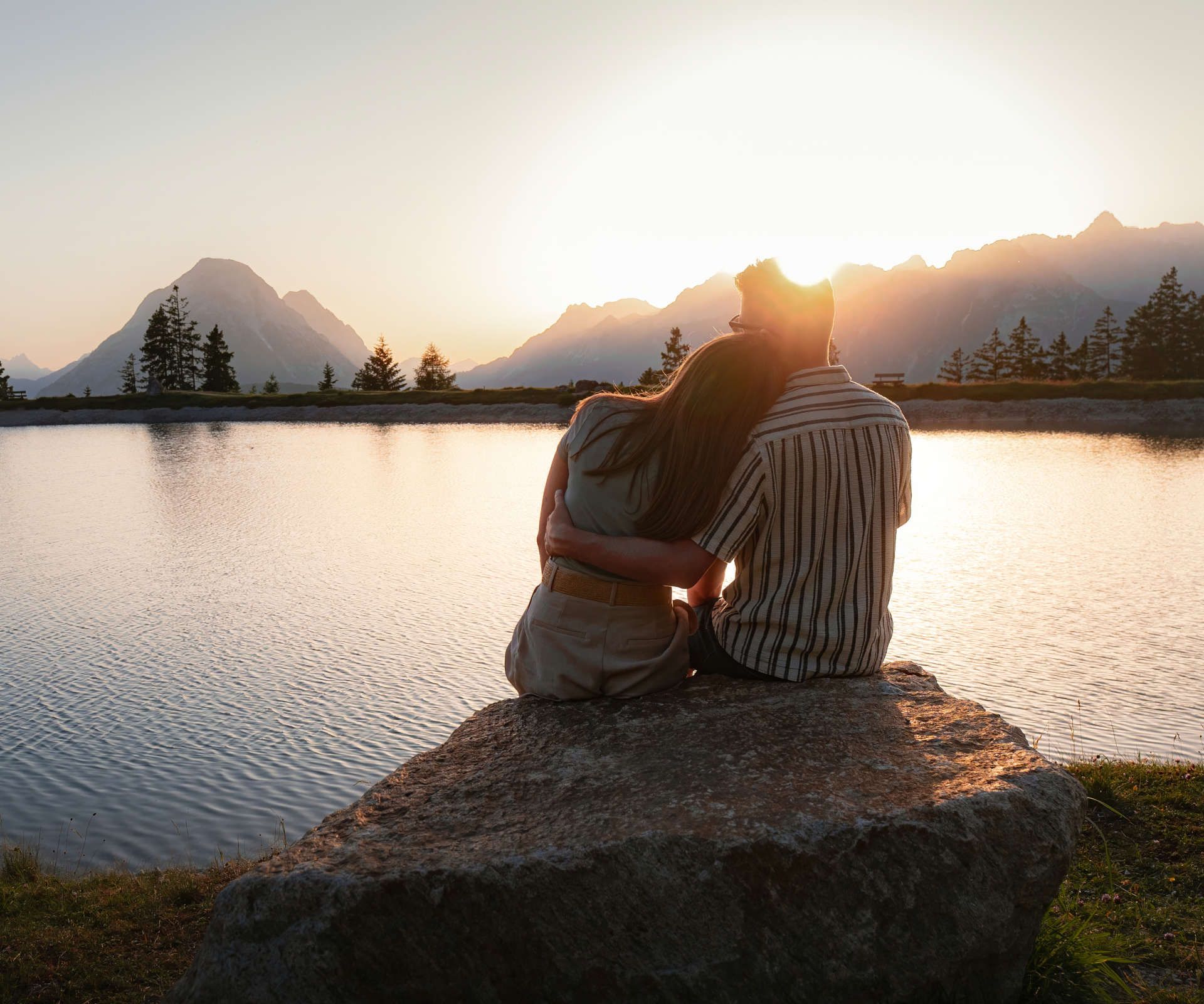 Sonnenuntergang am Kaltwassersee im Sommer_Paar schaut Sonnenuntergang am Wasser