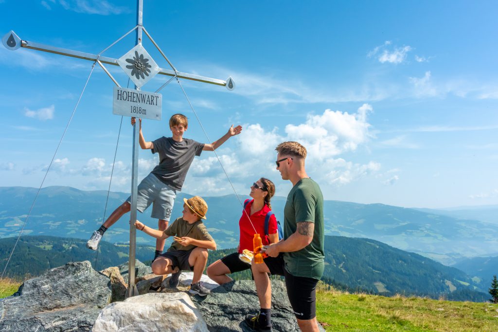 Familie erreicht das Gipfelkreuz
