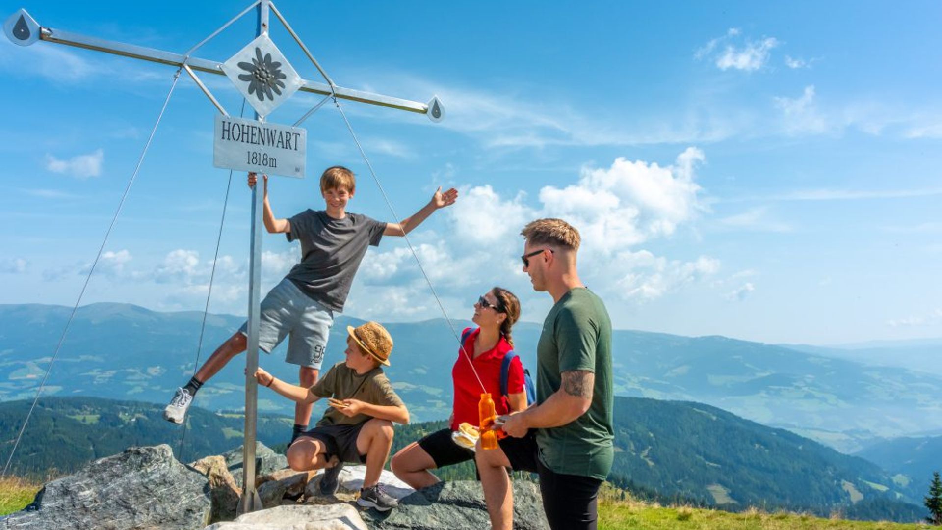 Familie erreicht das Gipfelkreuz