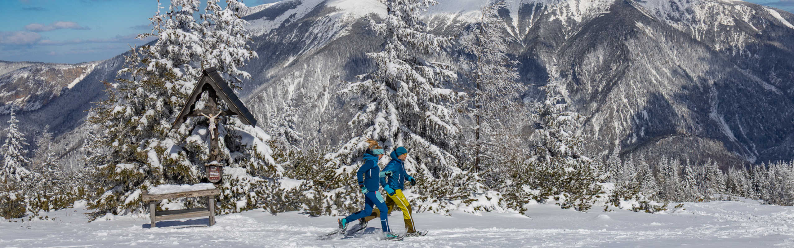 Schneeschuhwandern auf der Raxalpe mit Blick auf die verschneite Berglandschaft der Ostalpen.