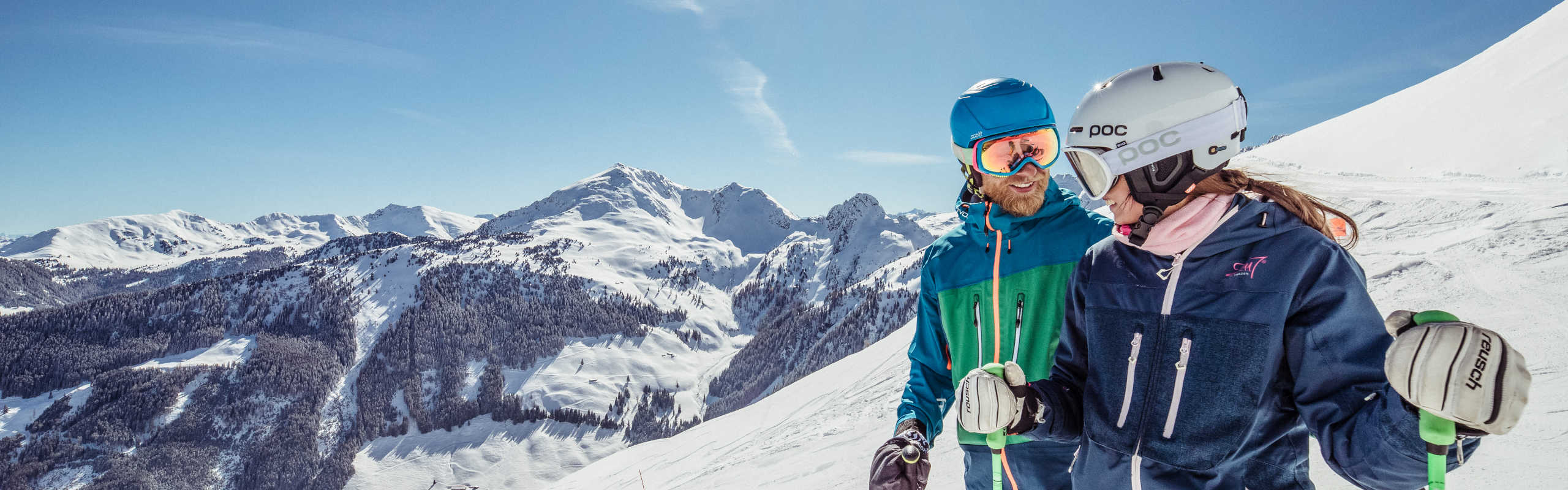 Skifahren im Ski Juwel Alpbachtal Wildschönau mit Blick auf das Wiedersbergerhorn und die verschneiten Alpen