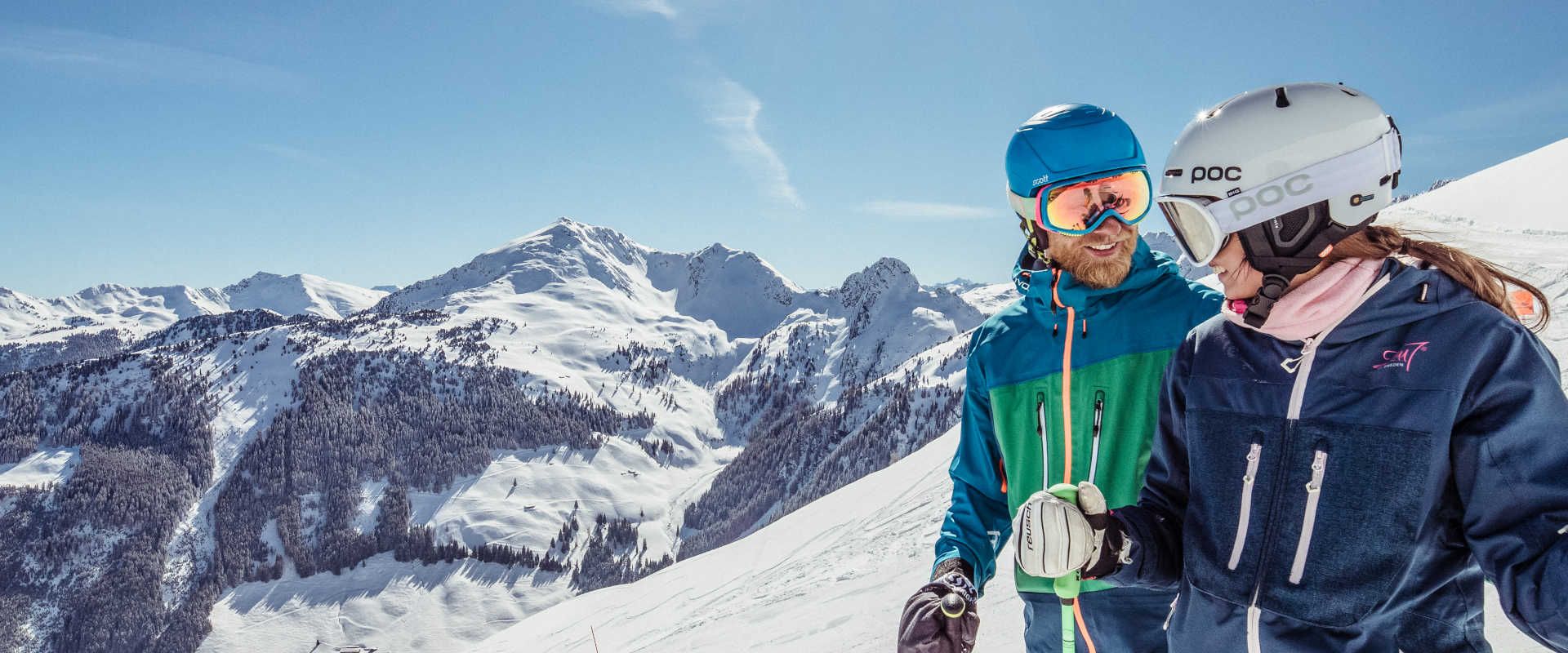 Skifahren im Ski Juwel Alpbachtal Wildschönau mit Blick auf das Wiedersbergerhorn und die verschneiten Alpen