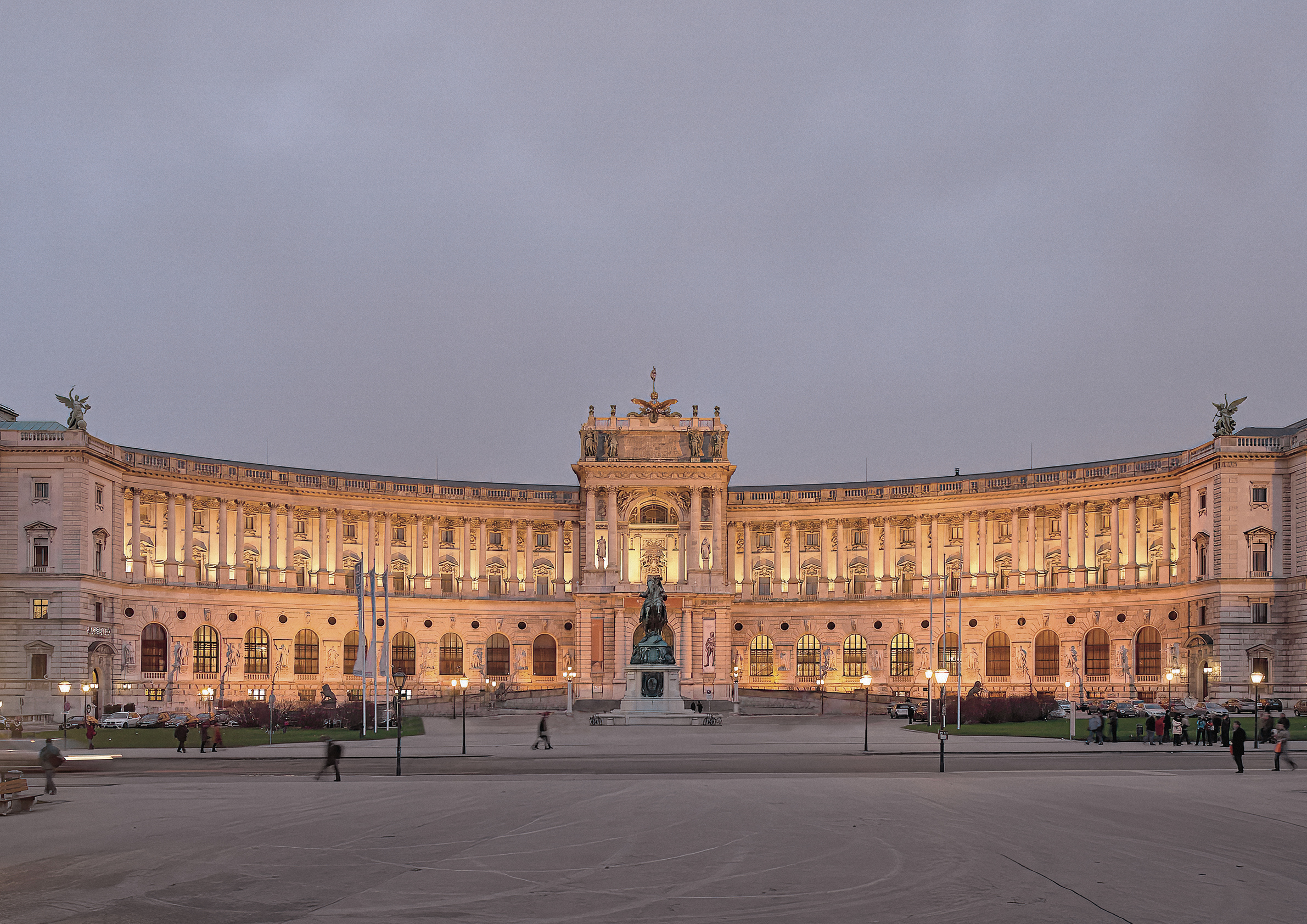 Außenansicht der Hofburg am Abend 