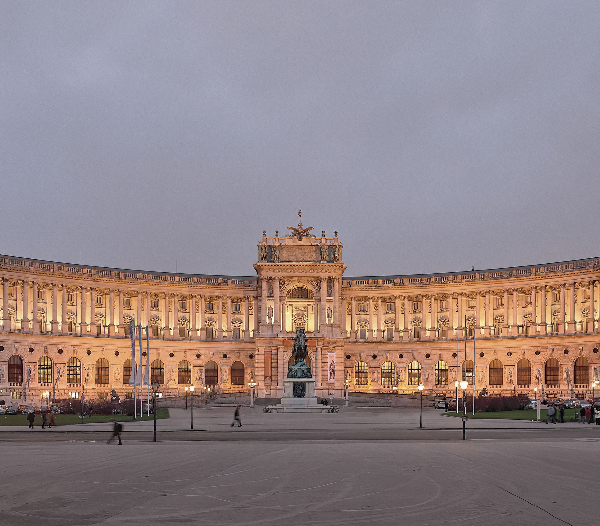 Außenansicht der Hofburg am Abend