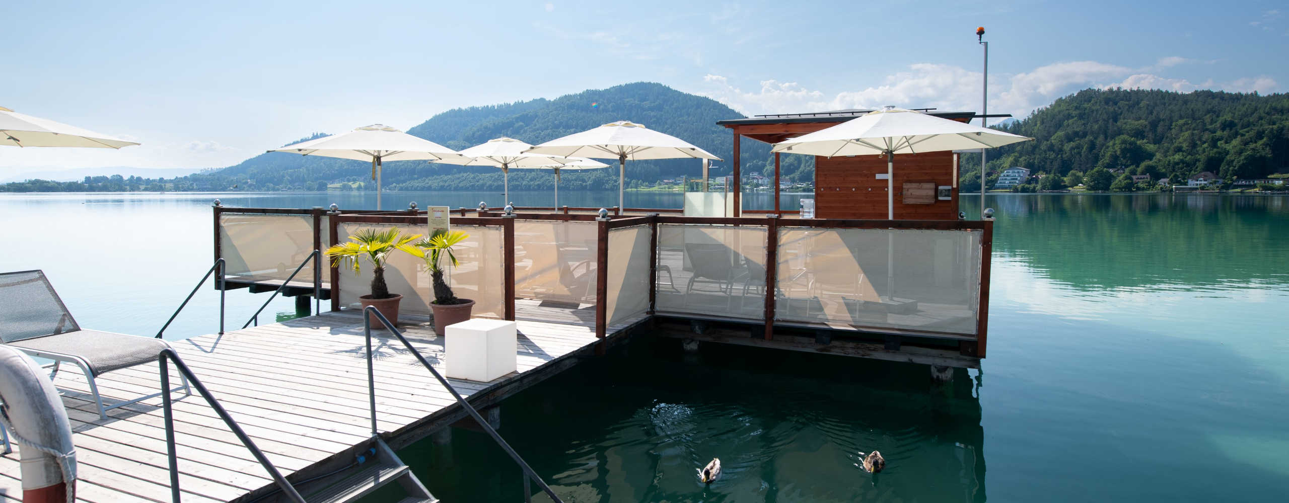 Außenbereich direkt über dem See