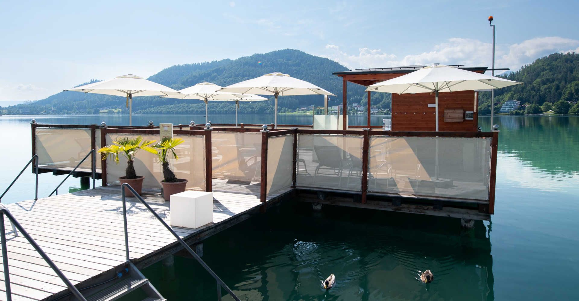 Außenbereich direkt über dem See