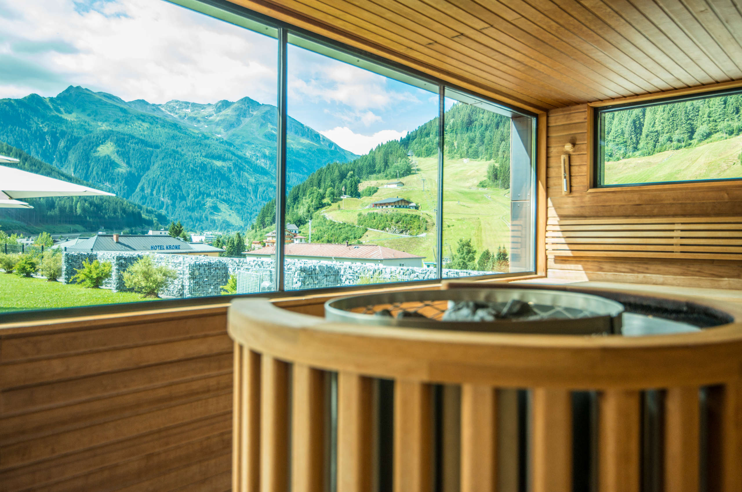Ausblick aus der Sauna auf die Landschaft im Sommer 