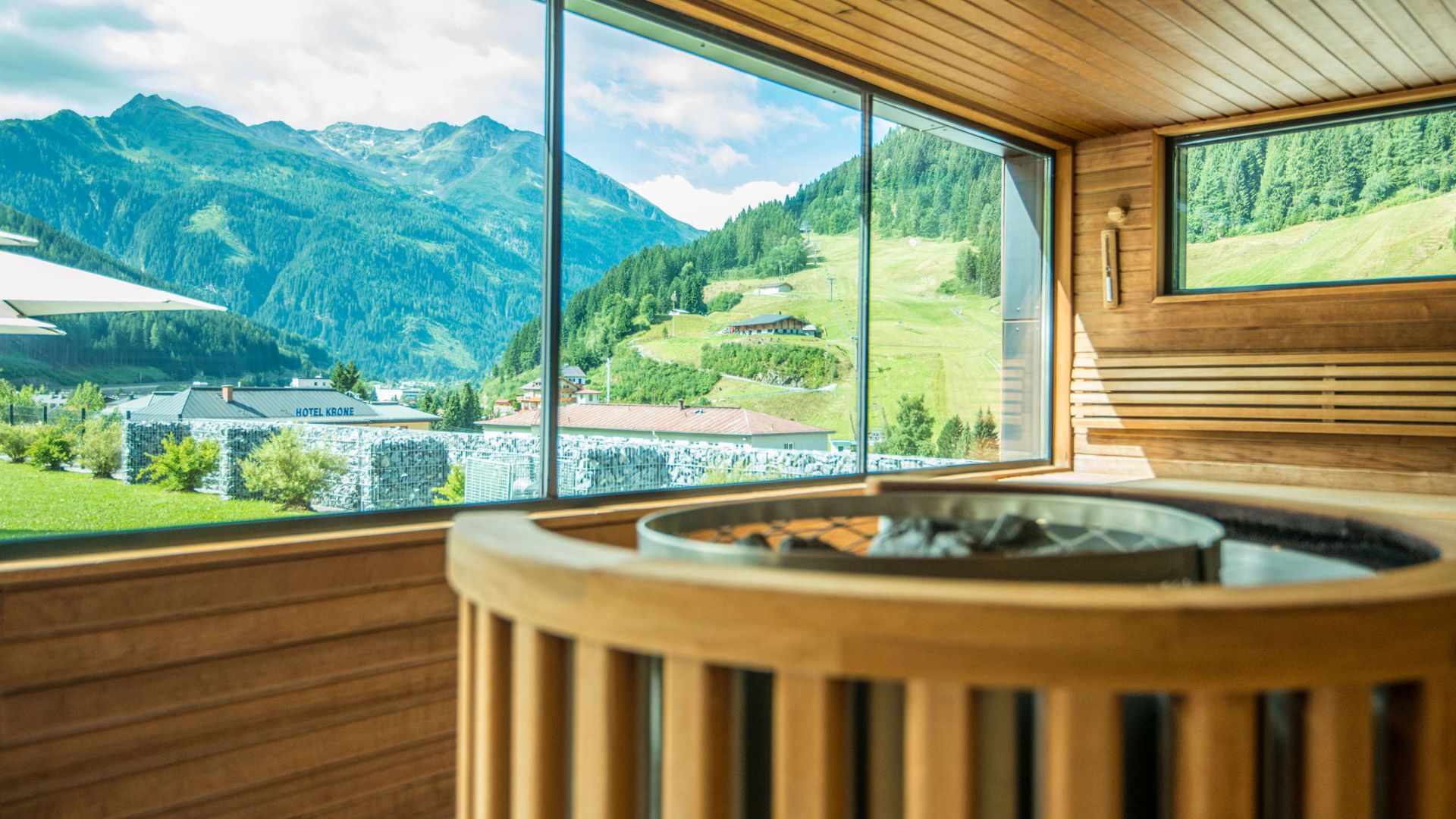 Ausblick aus der Sauna auf die Landschaft im Sommer