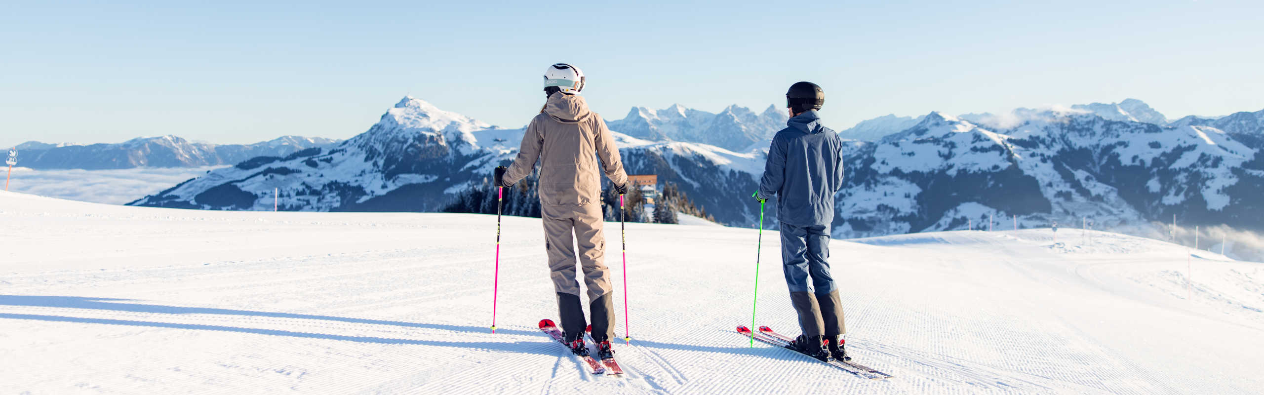 Skiing in Kitzbühel against the backdrop of an impressive Alpine panorama and a wintry mountain landscape.
