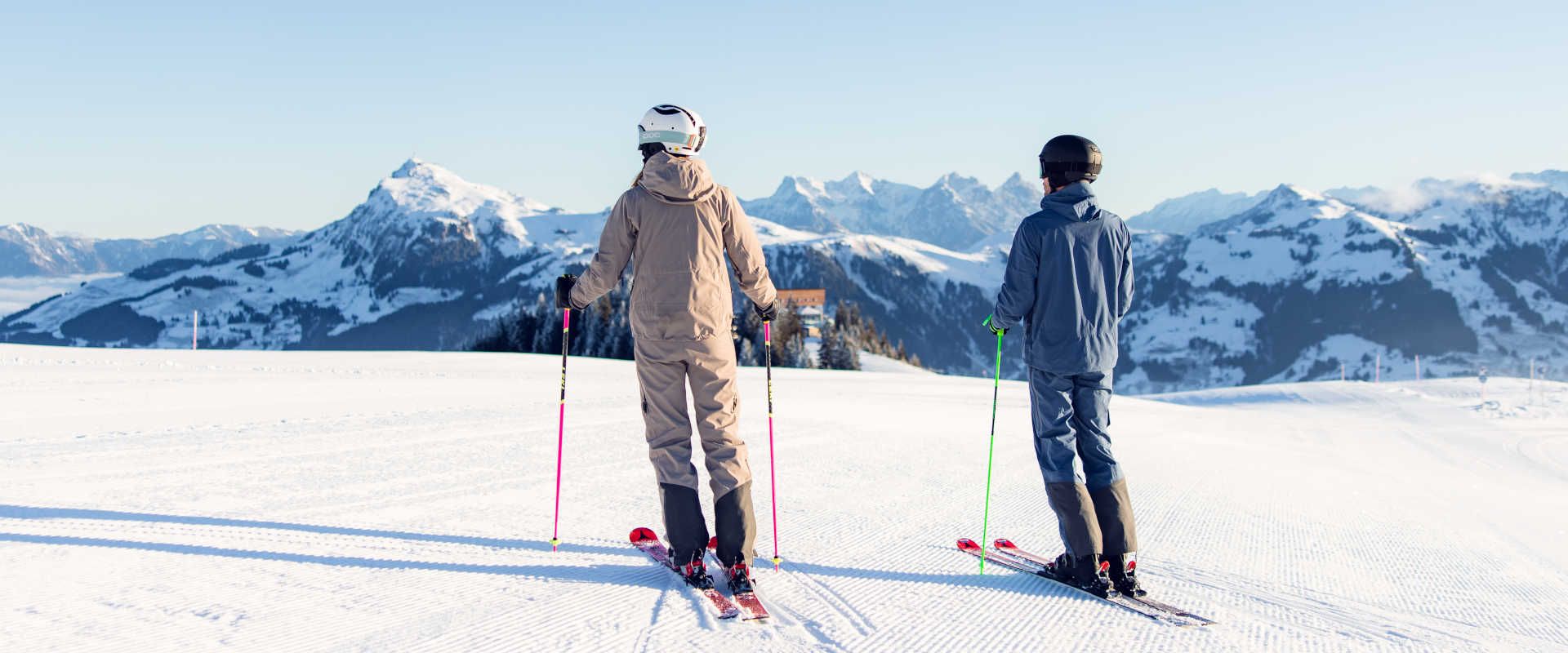 Skiing in Kitzbühel against the backdrop of an impressive Alpine panorama and a wintry mountain landscape.