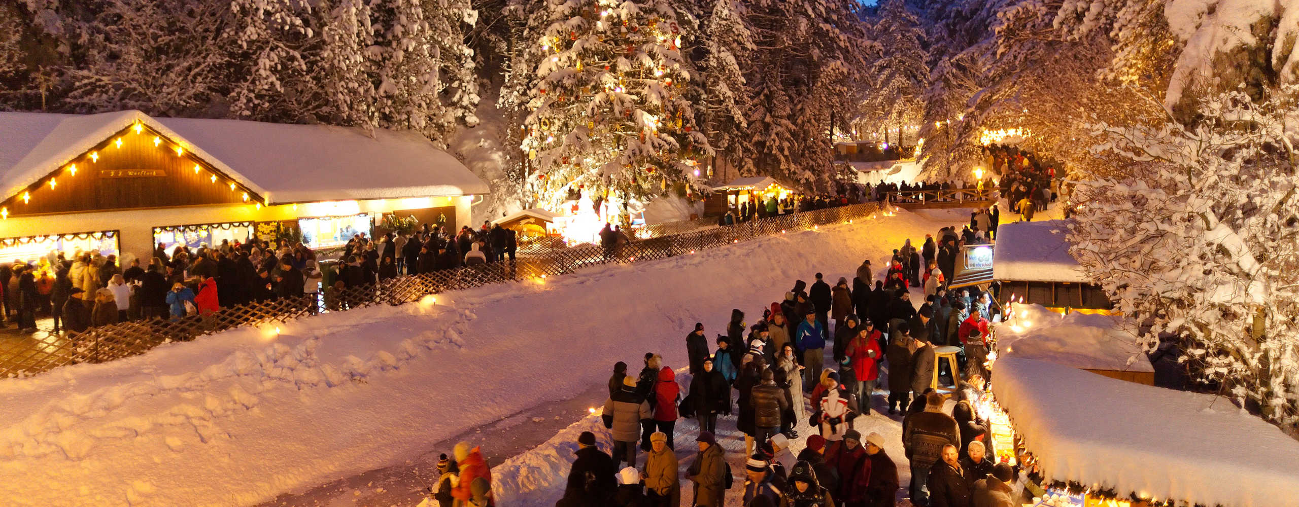 Winterlandschaft des Adventmarktes 