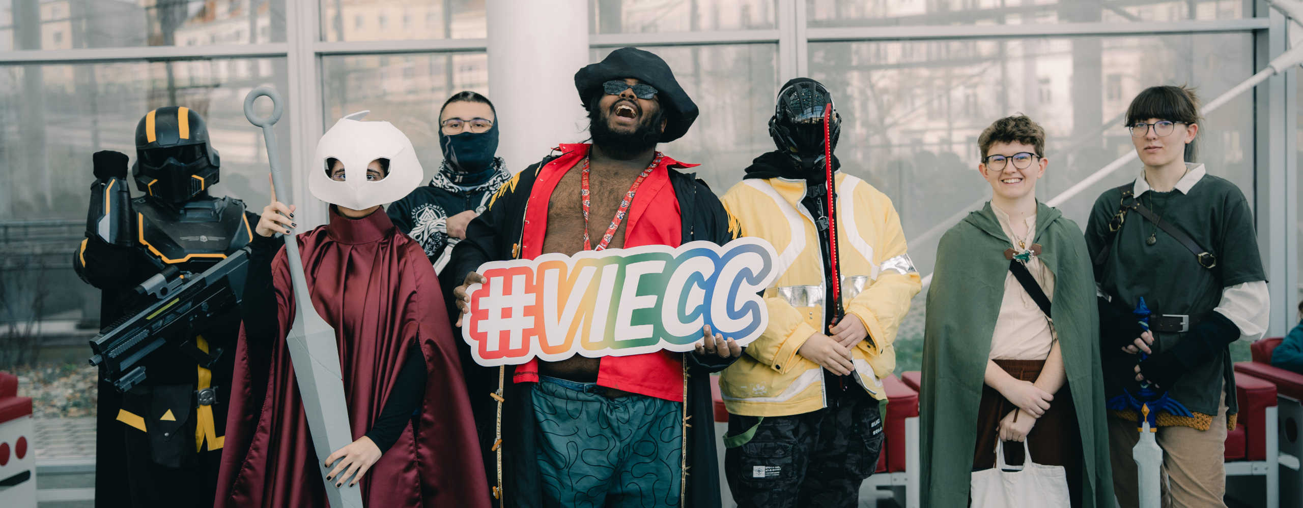 Personengruppe mit dem Hastag VIECC