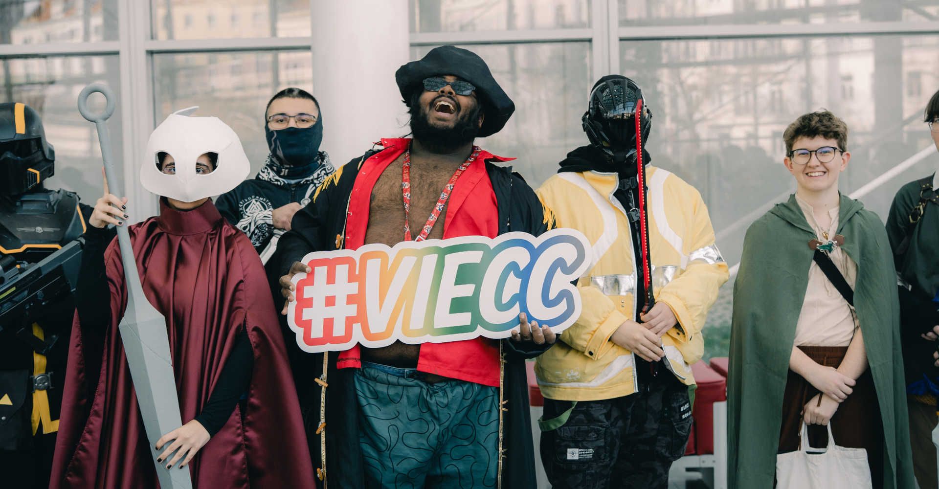 Personengruppe mit dem Hastag VIECC
