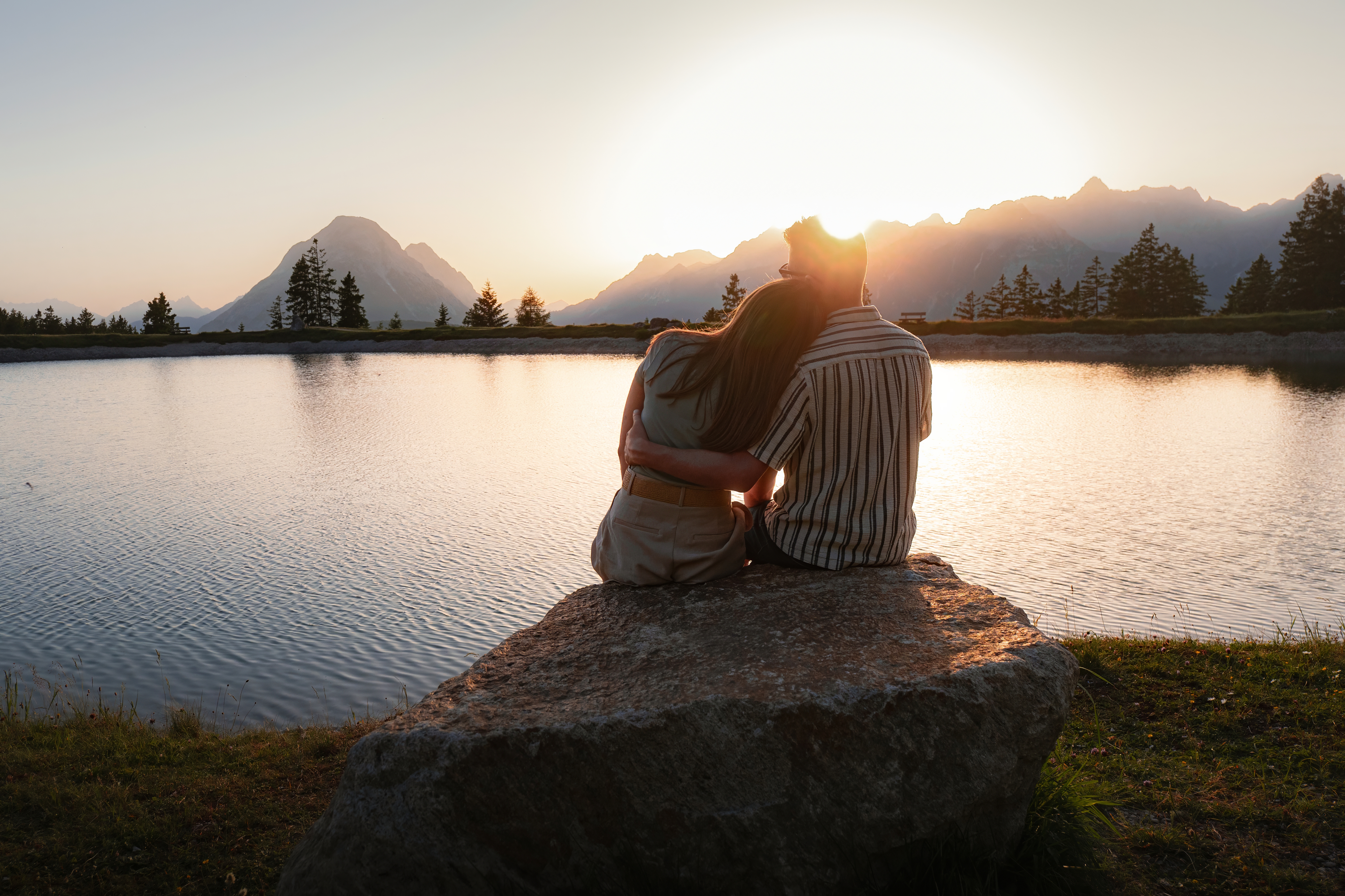 Sunset at Kaltwassersee in summer_Couple watching the sunset by the water