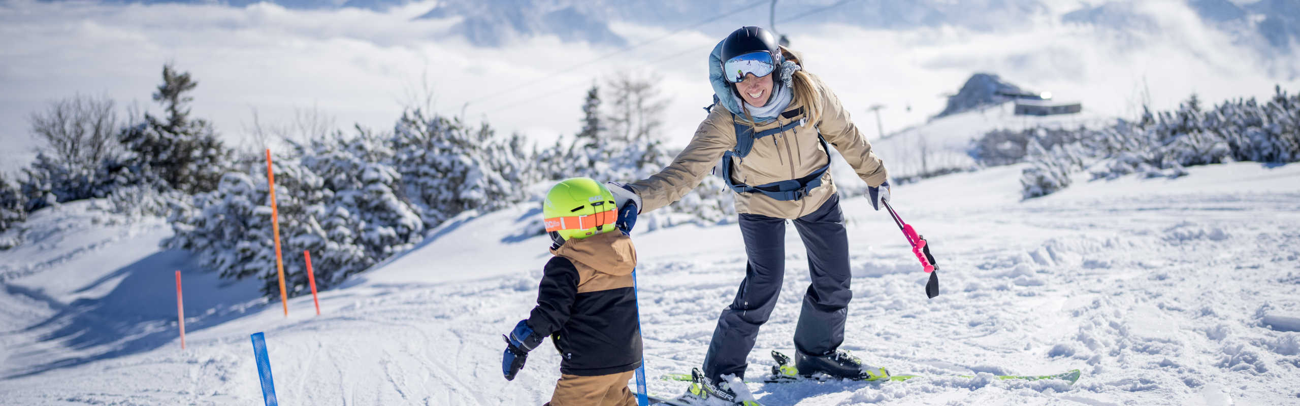 Snowshoeing with a child at the Feuerkogel in a wintry Alpine landscape.