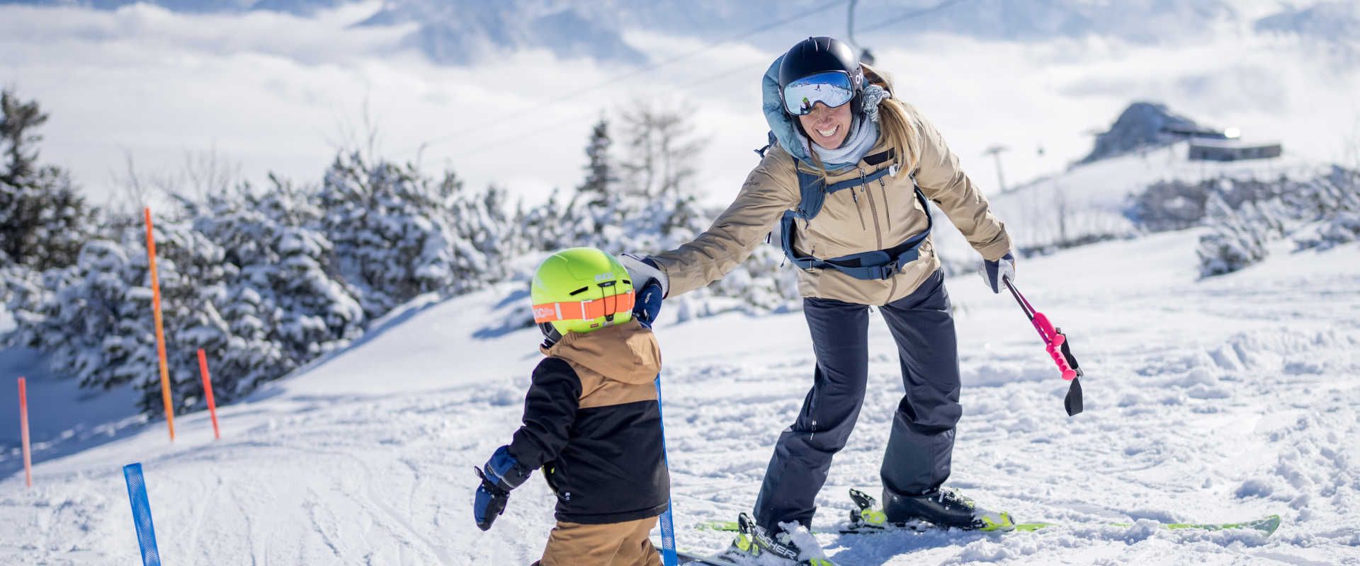 Snowshoeing with a child at the Feuerkogel in a wintry Alpine landscape.