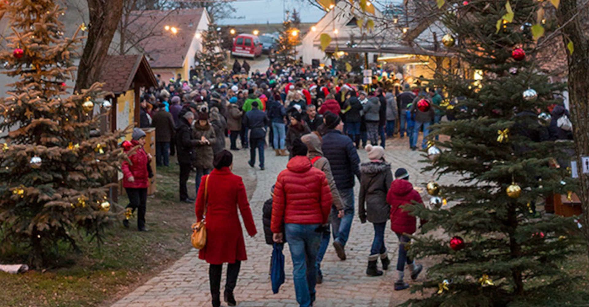 Advent market with several people