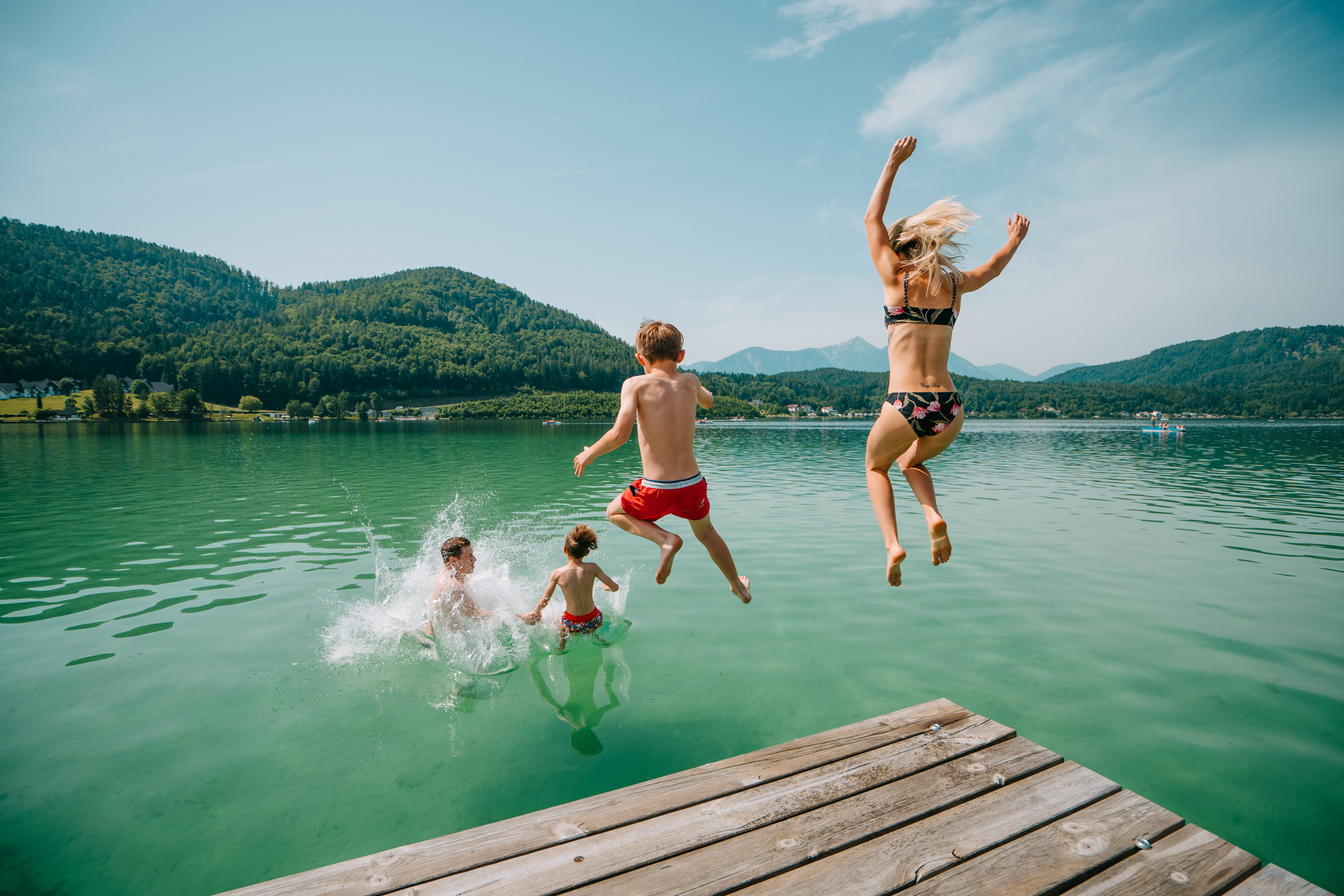 Familie springt in den See
