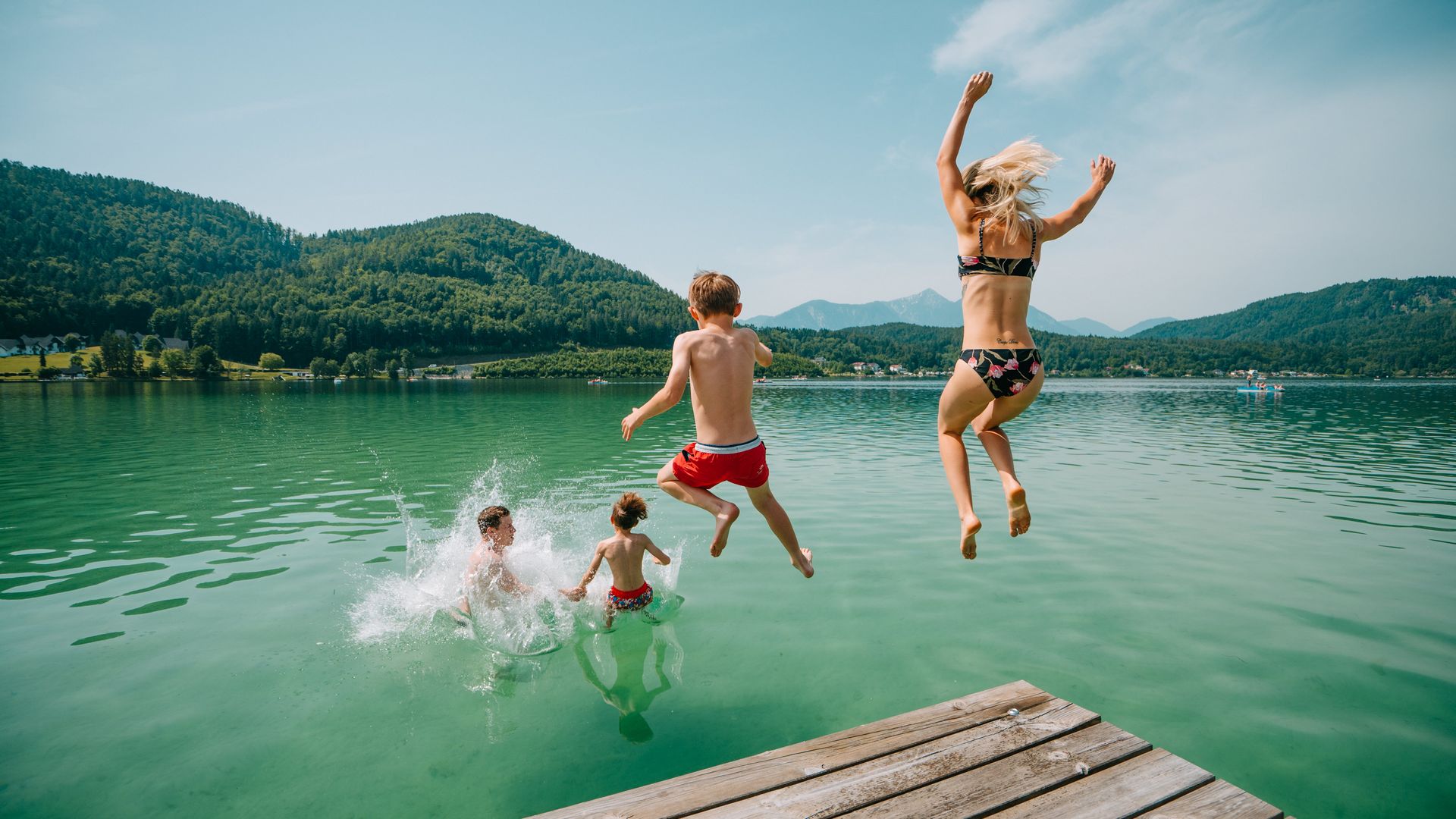 Familie springt in den See