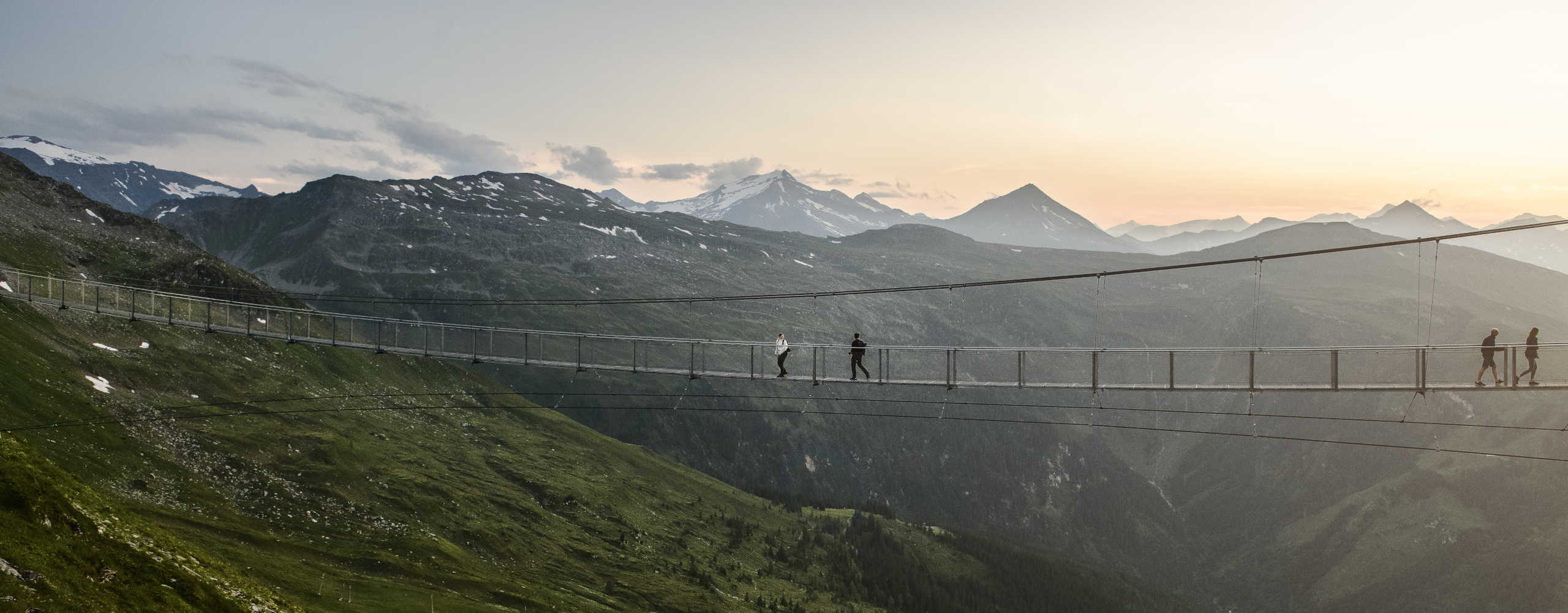 Hängebrücke im Hintergrund die Berge 