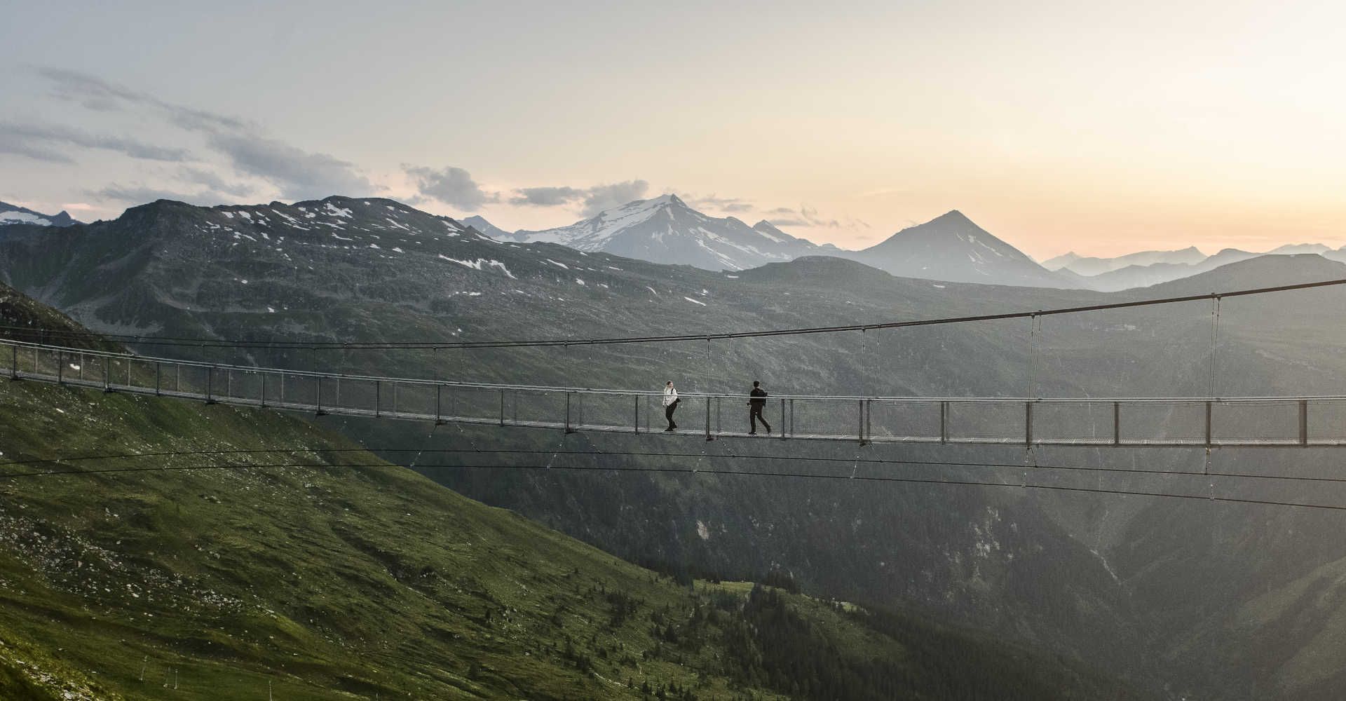 Hängebrücke im Hintergrund die Berge