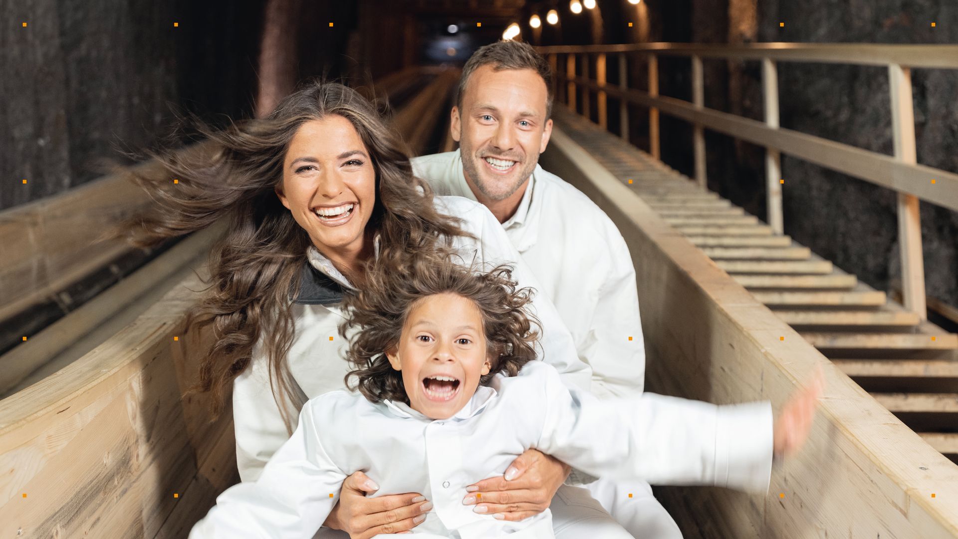 Familie in der Rutsche
