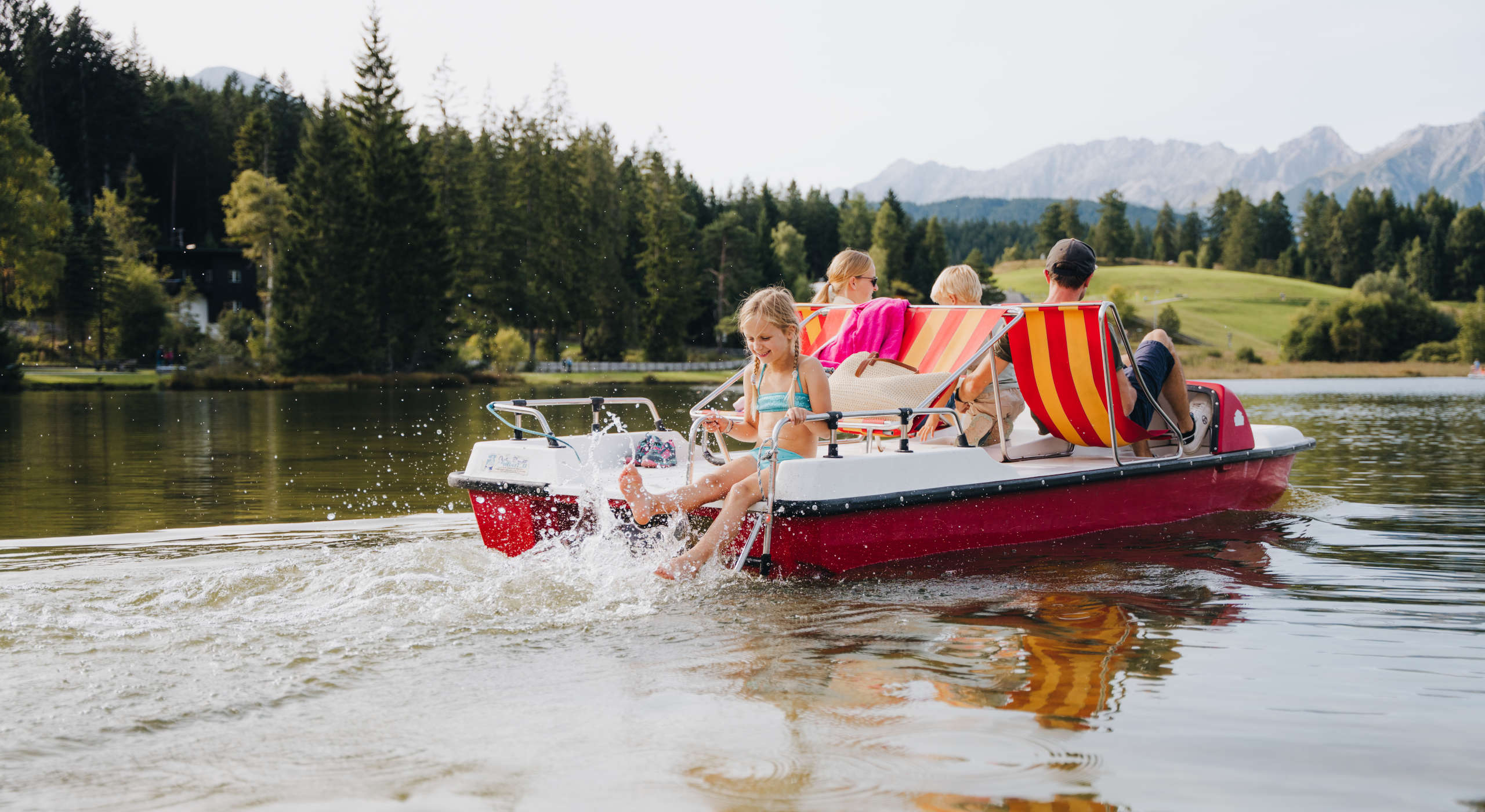 Familienurlaub in der Region Seefeld - Tretbootfahren auf dem Wildsee in Seefeld
