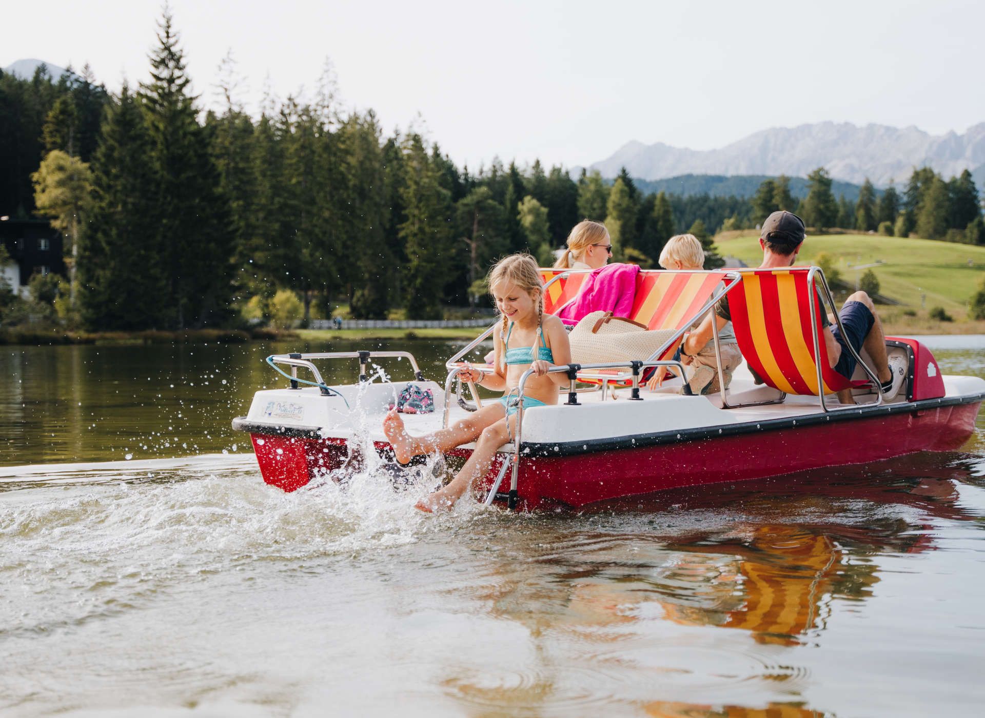 Familienurlaub in der Region Seefeld - Tretbootfahren auf dem Wildsee in Seefeld