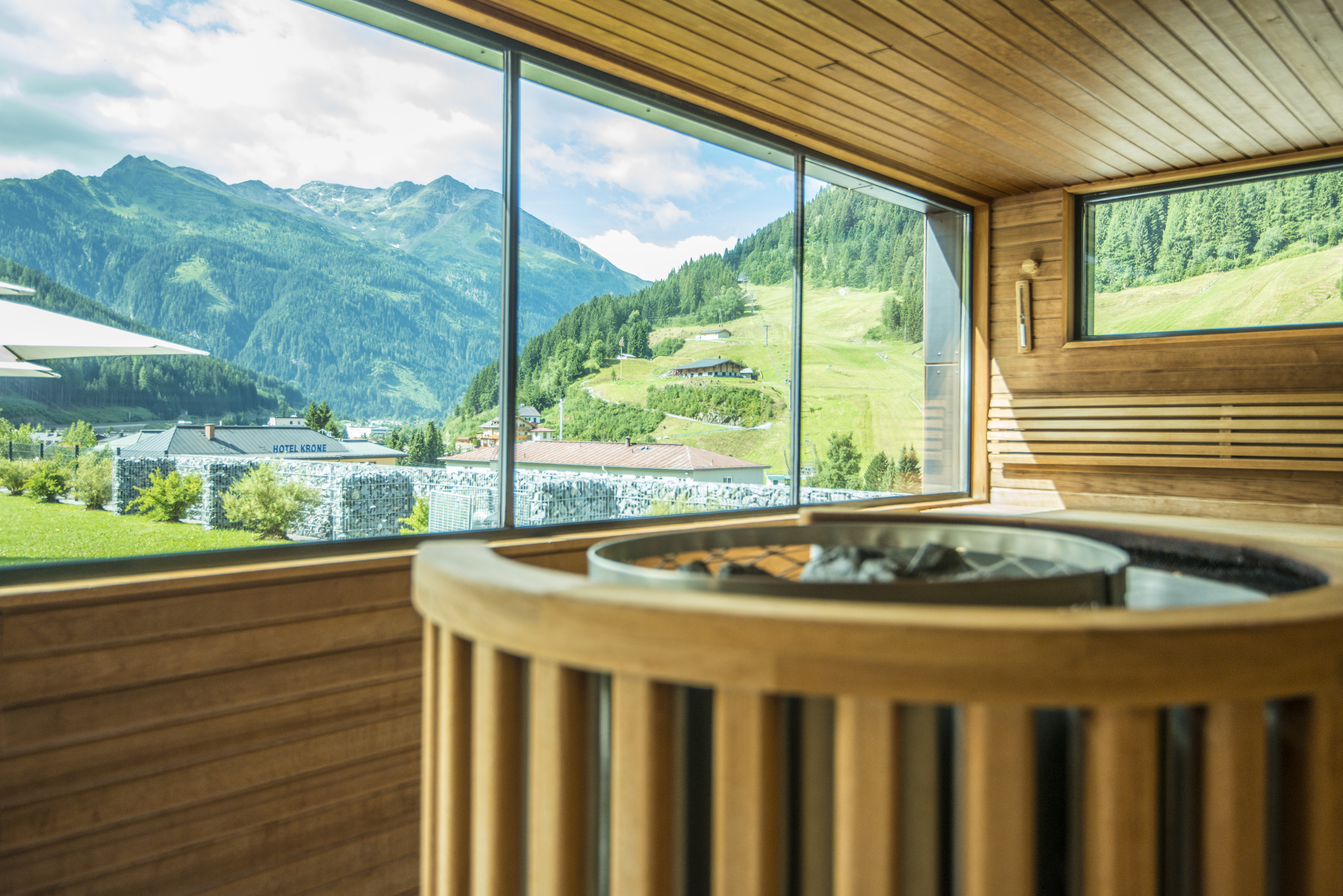 Ausblick aus der Sauna auf die Landschaft im Sommer 