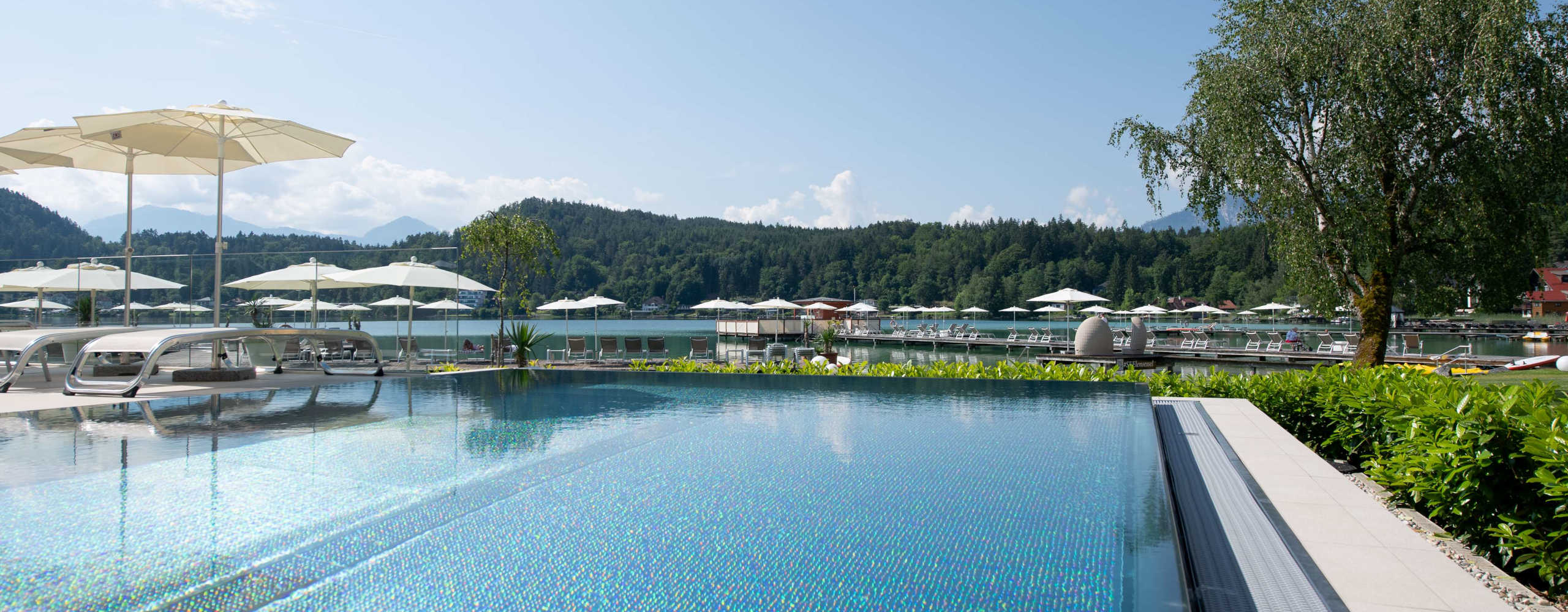 Außenbereich Pool mit Blick auf den See