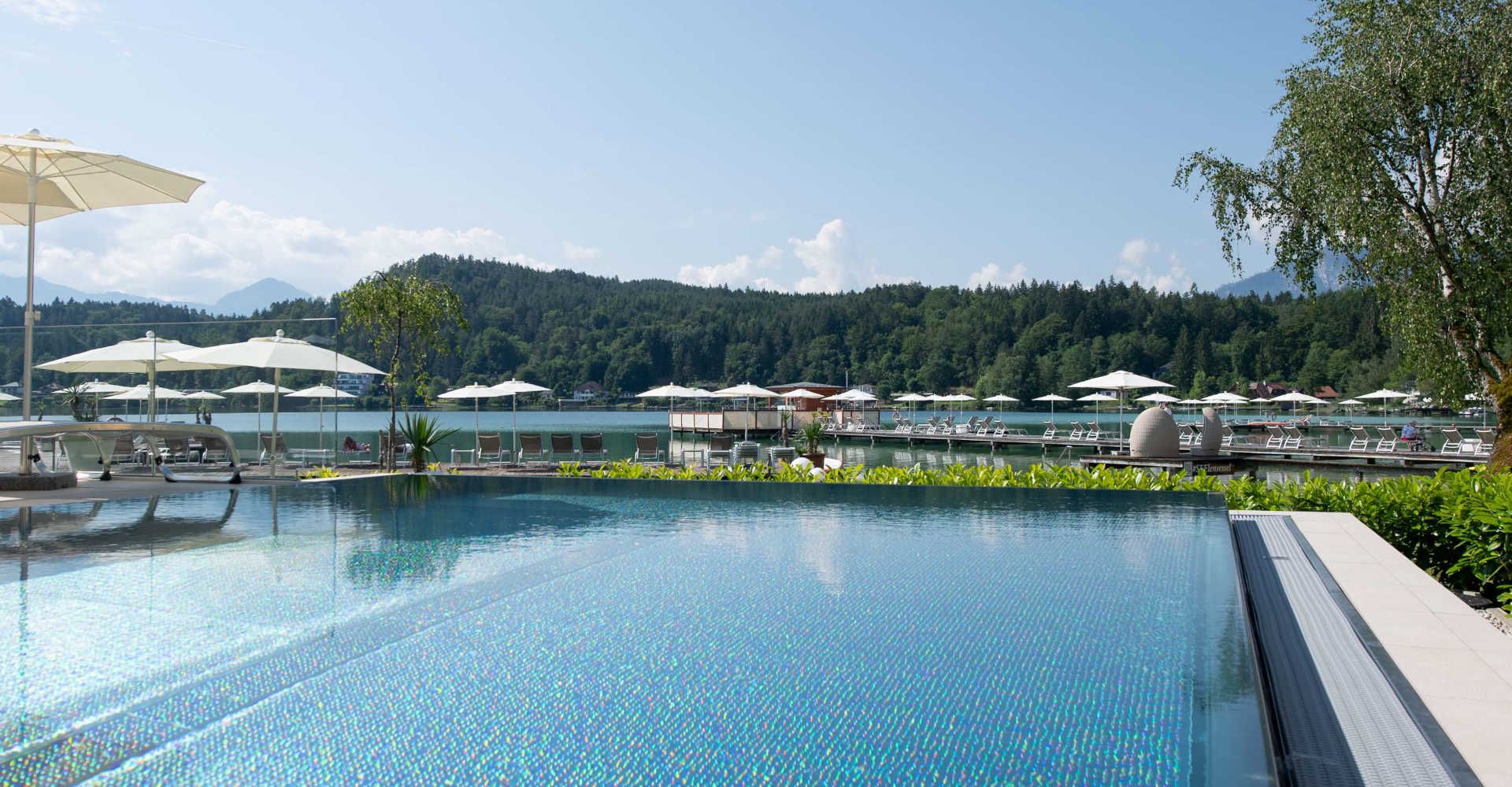 Außenbereich Pool mit Blick auf den See