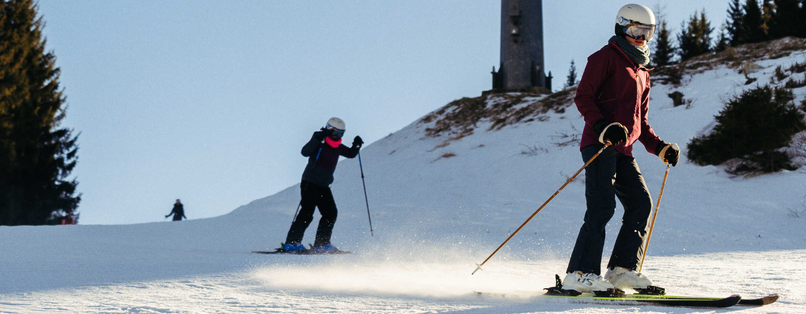 Carving am Semmering-Hirschenkogel auf einer perfekt präparierten Skipiste nahe der Bergbahn.