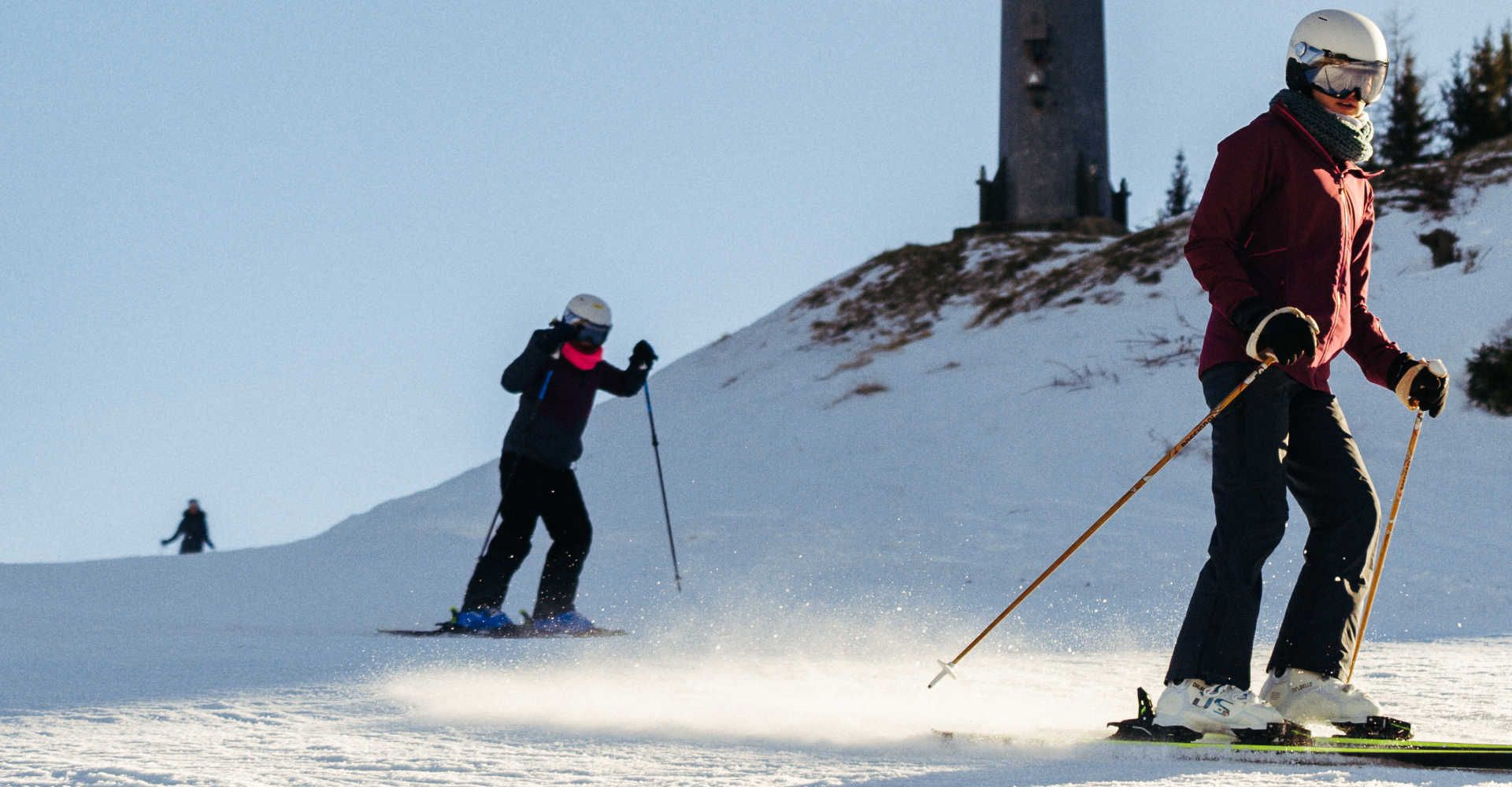 Carving am Semmering-Hirschenkogel auf einer perfekt präparierten Skipiste nahe der Bergbahn.
