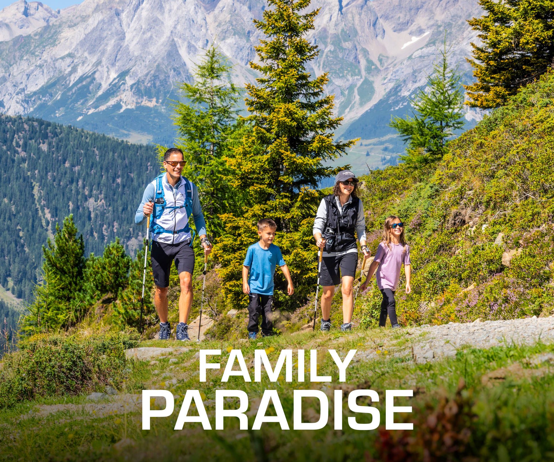 Familie bei Spaziergang auf den Bergen