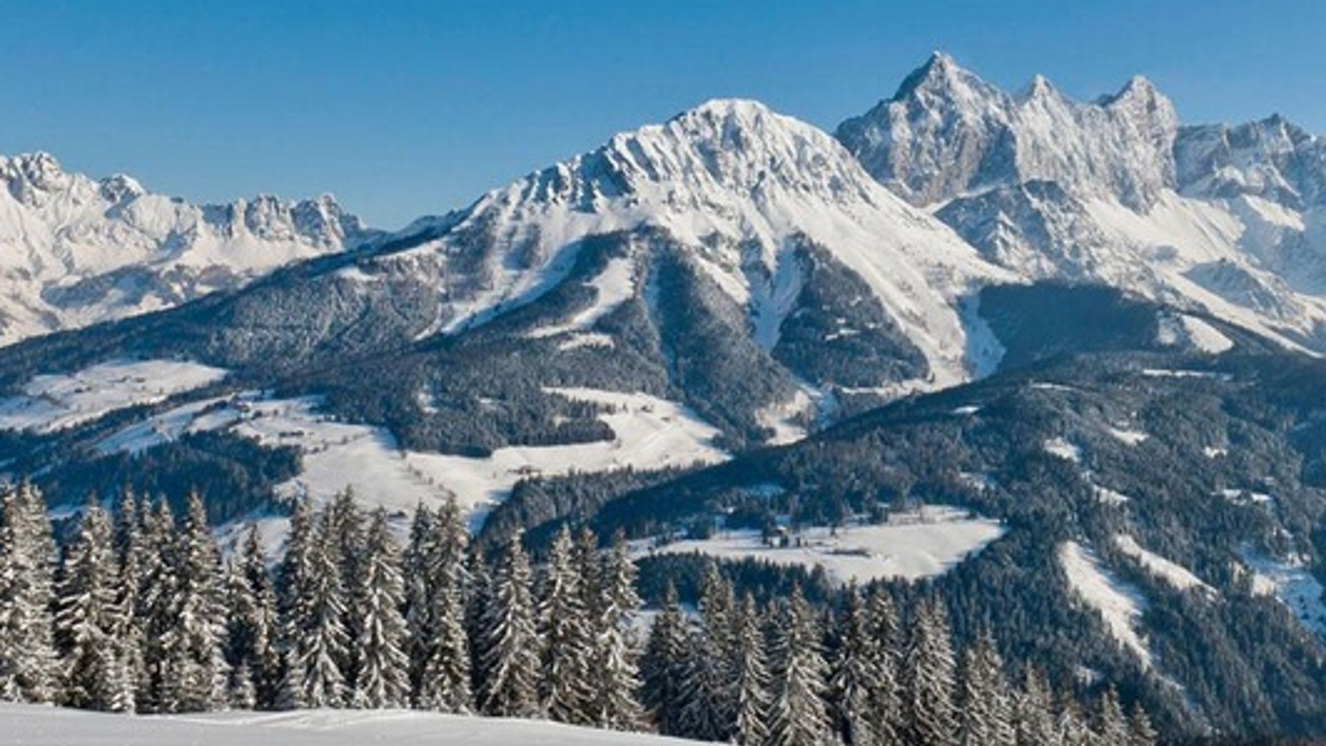 Berg mit Schnee in Filzmoos im Sonnenschein