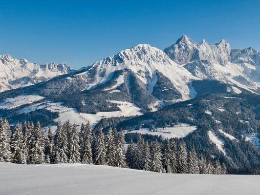 Berg mit Schnee in Filzmoos im Sonnenschein