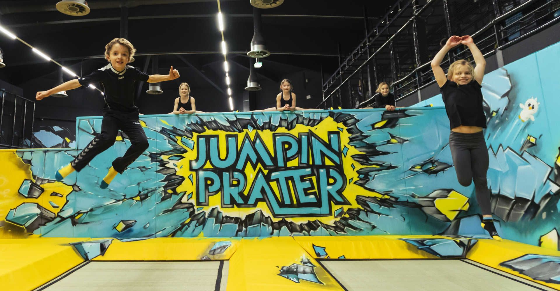 Kinder hüpfen am Trampolin