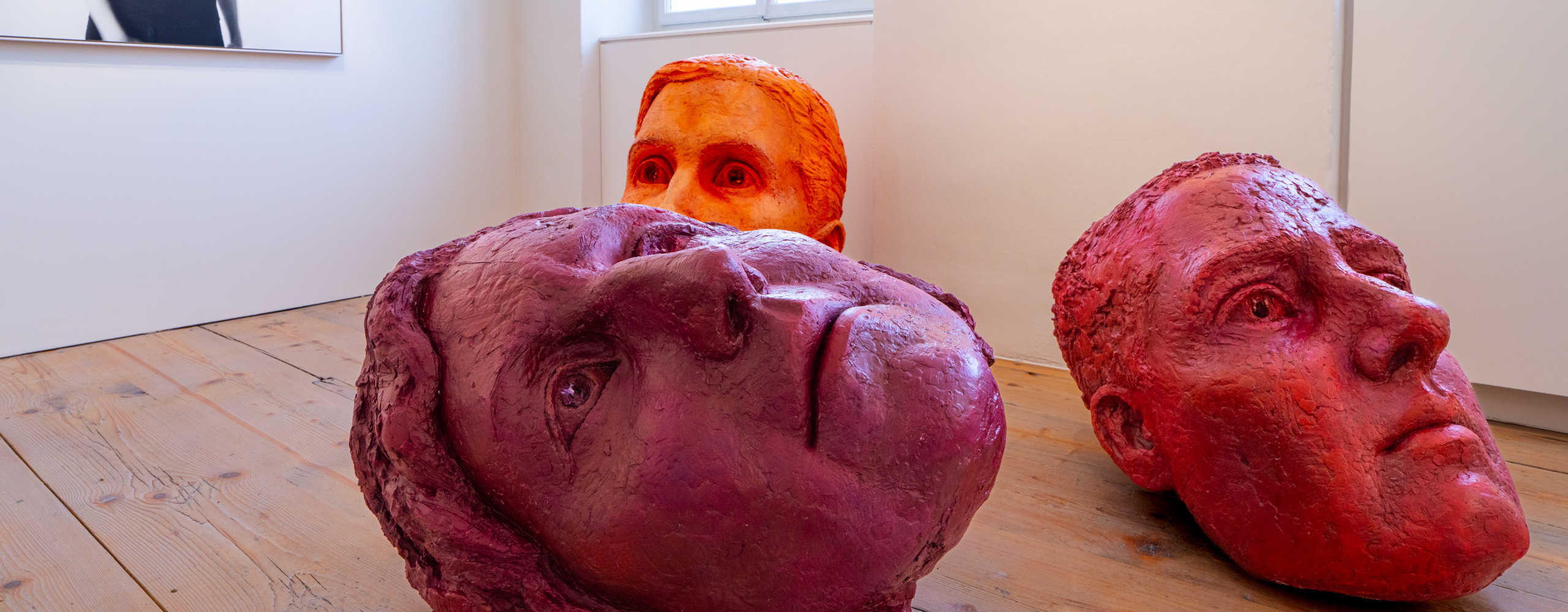3 Farbige Kopfstatuen am Boden liegend 