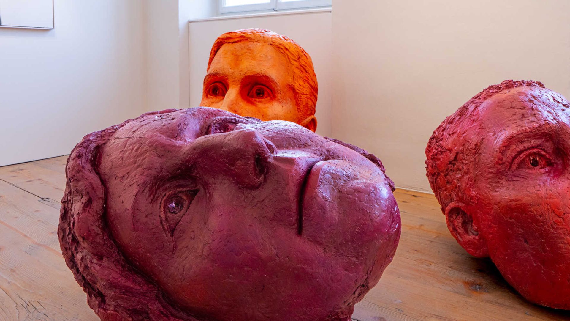 3 Farbige Kopfstatuen am Boden liegend